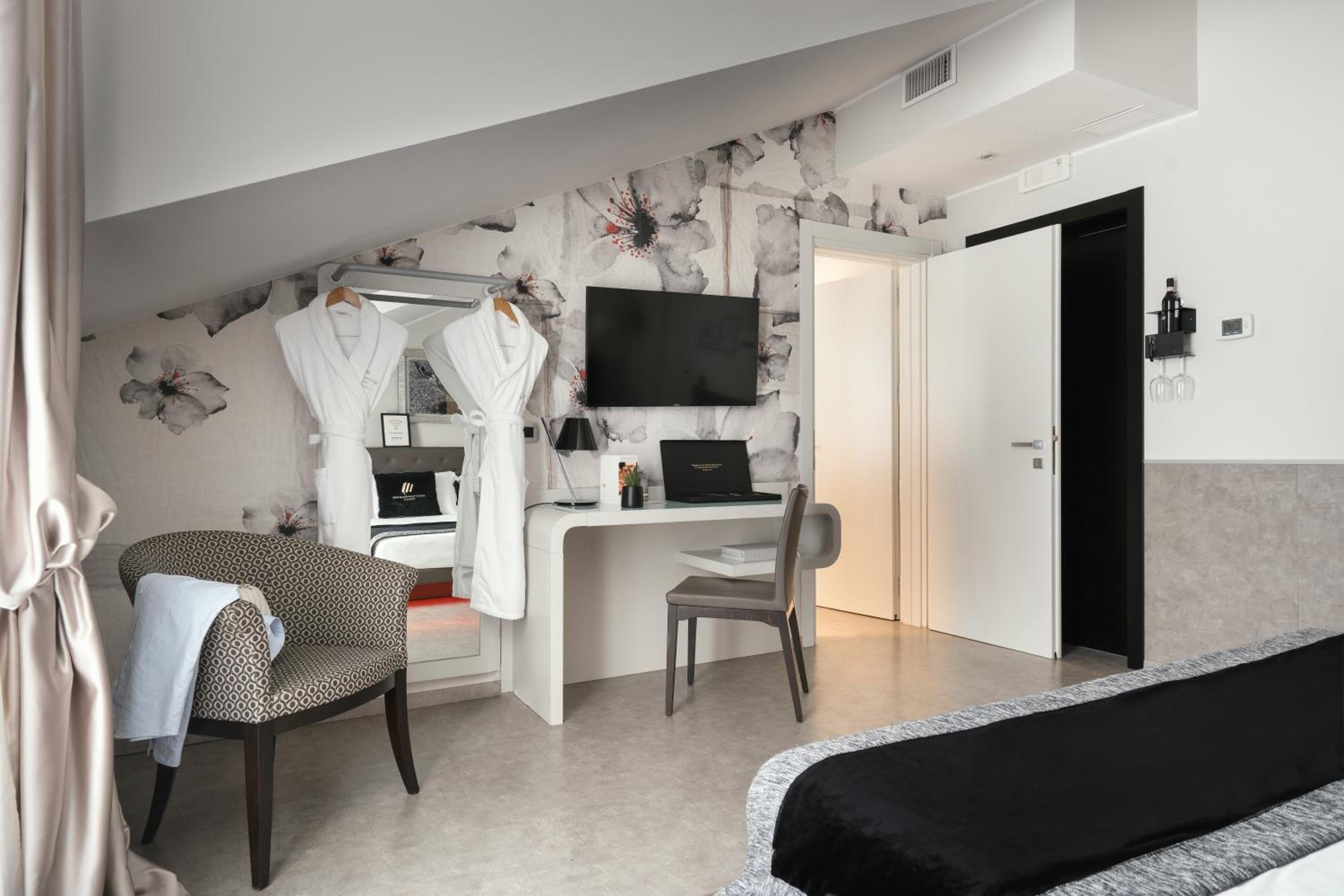 Suite with Hot Tub