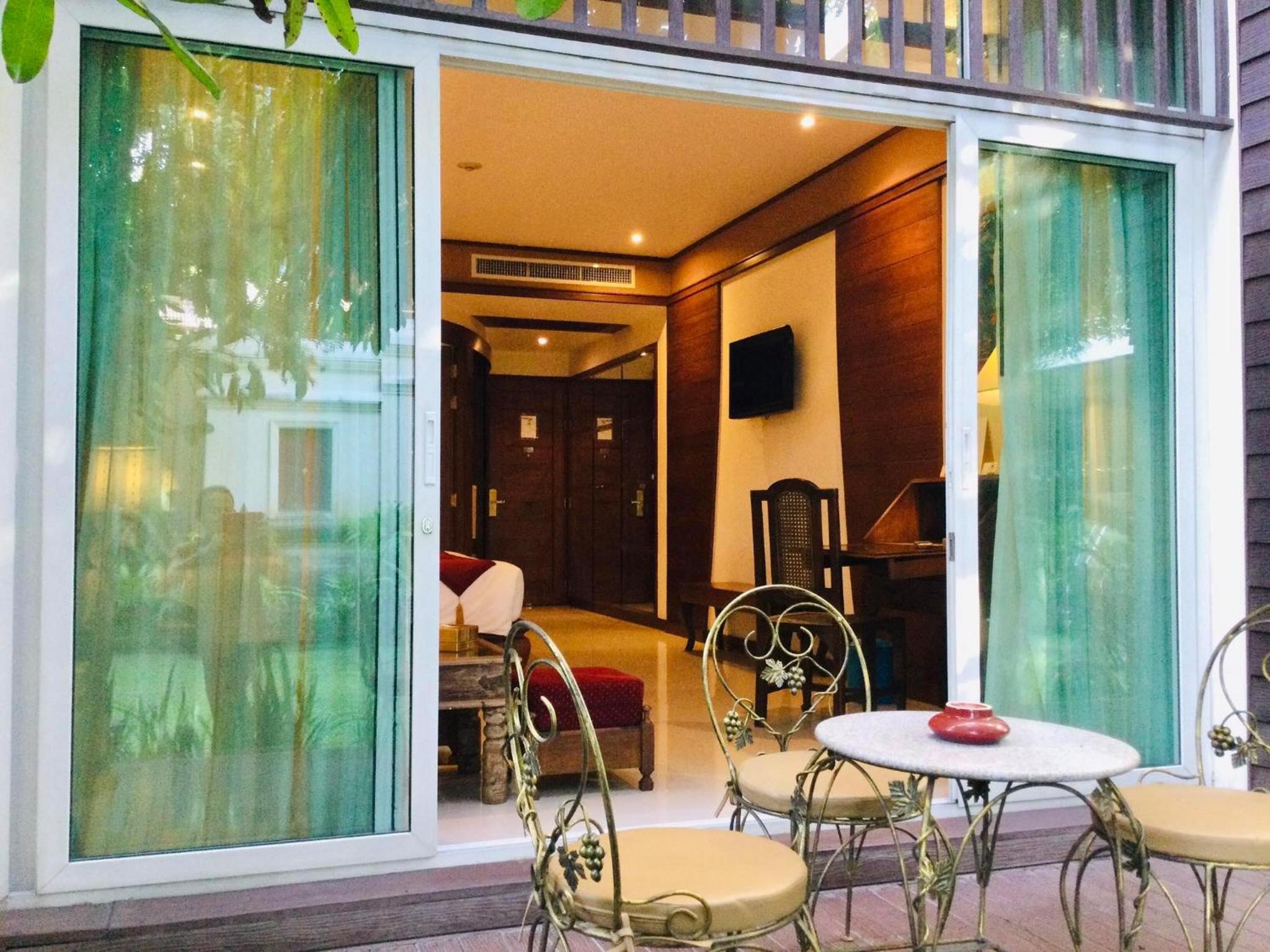 Deluxe Double Room with Balcony - Photo 4