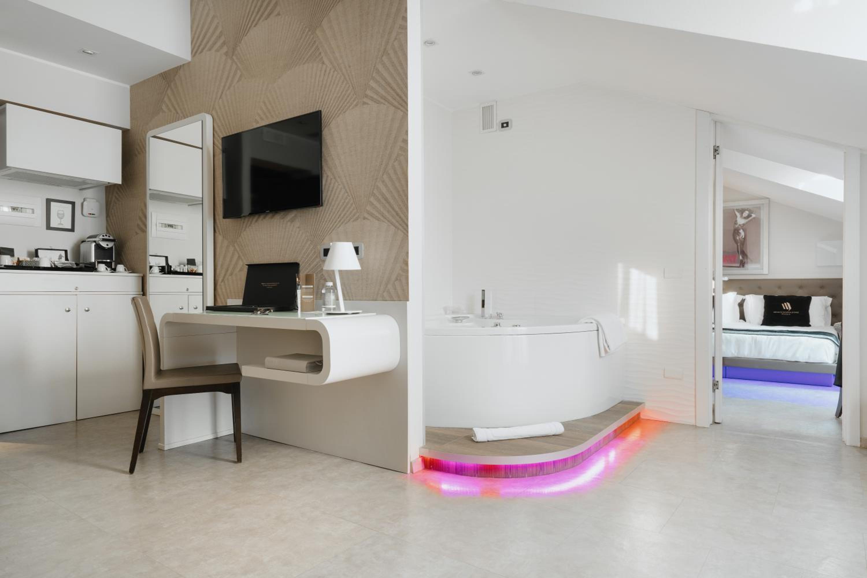 Deluxe Suite with Hot Tub