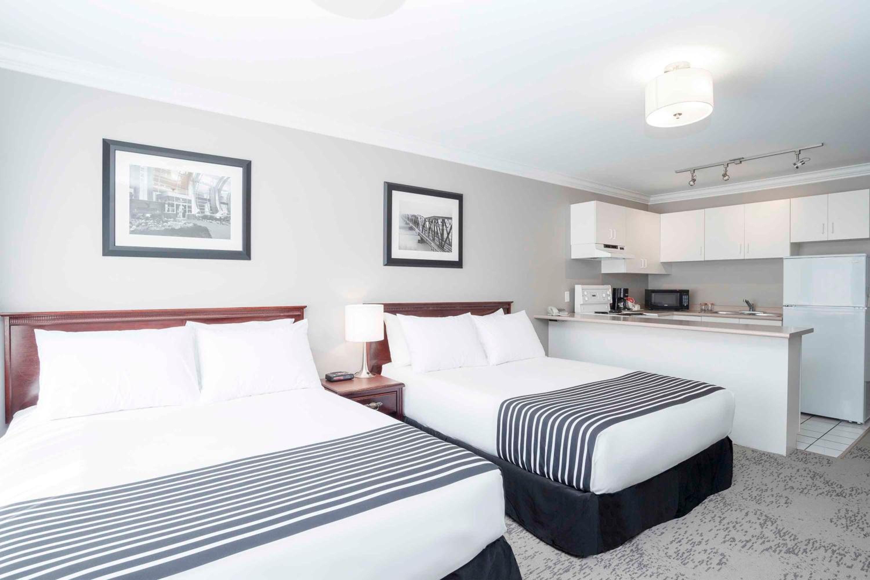 Studio Suite, 2 Queen Beds, Kitchen - Photo 2