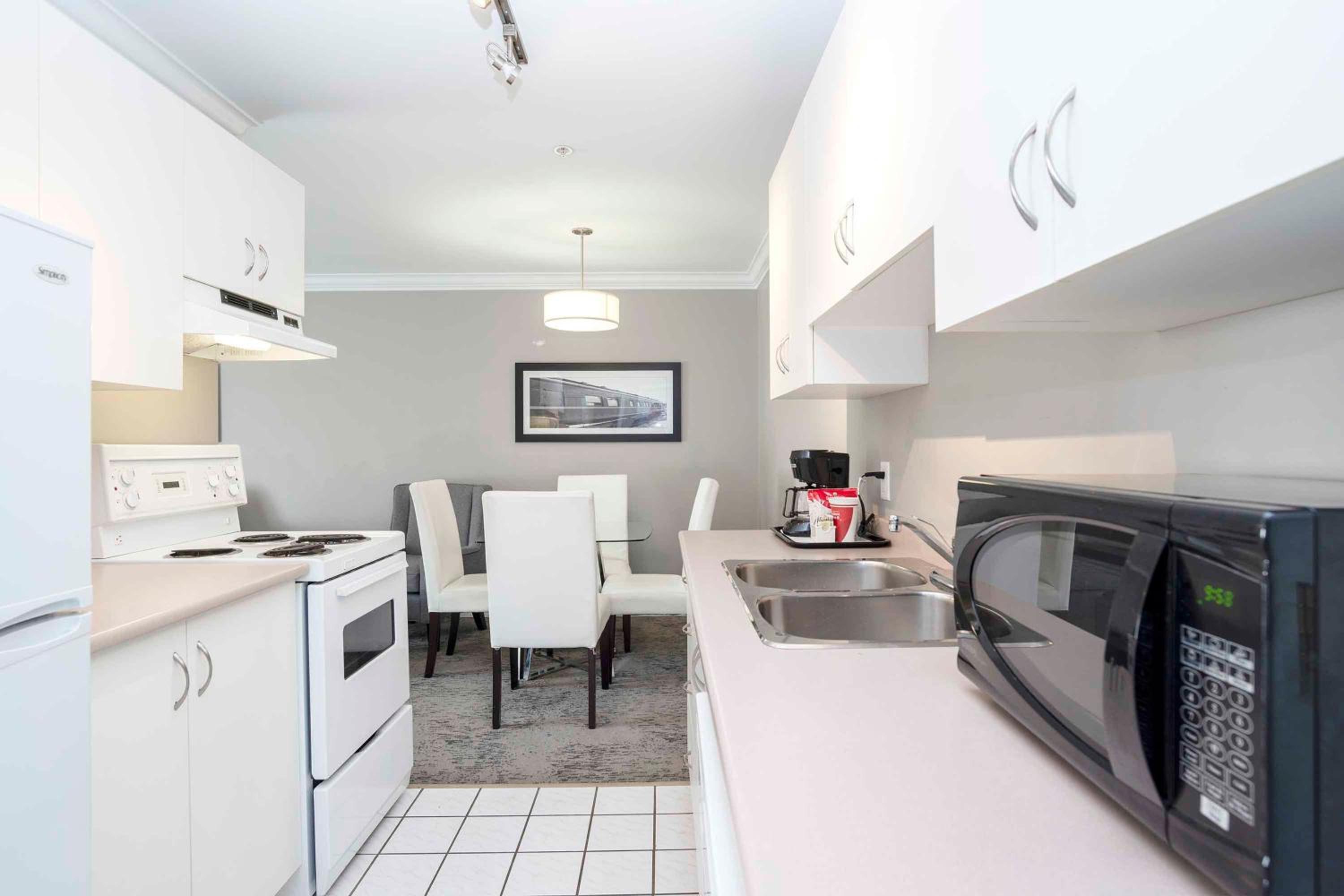 Standard Suite, 1 King Bed, Sofa Bed, Kitchen - Photo 5