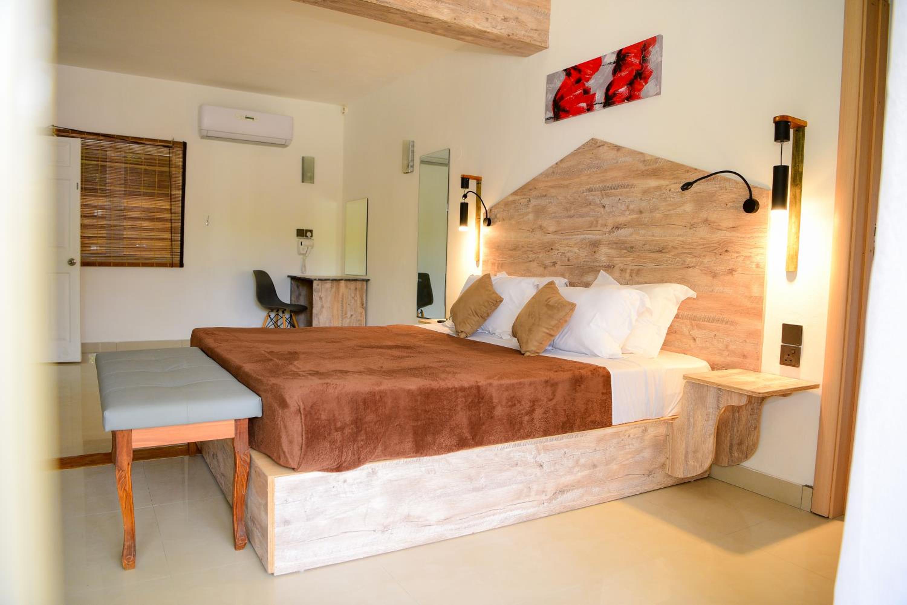 Suite - Photo 1