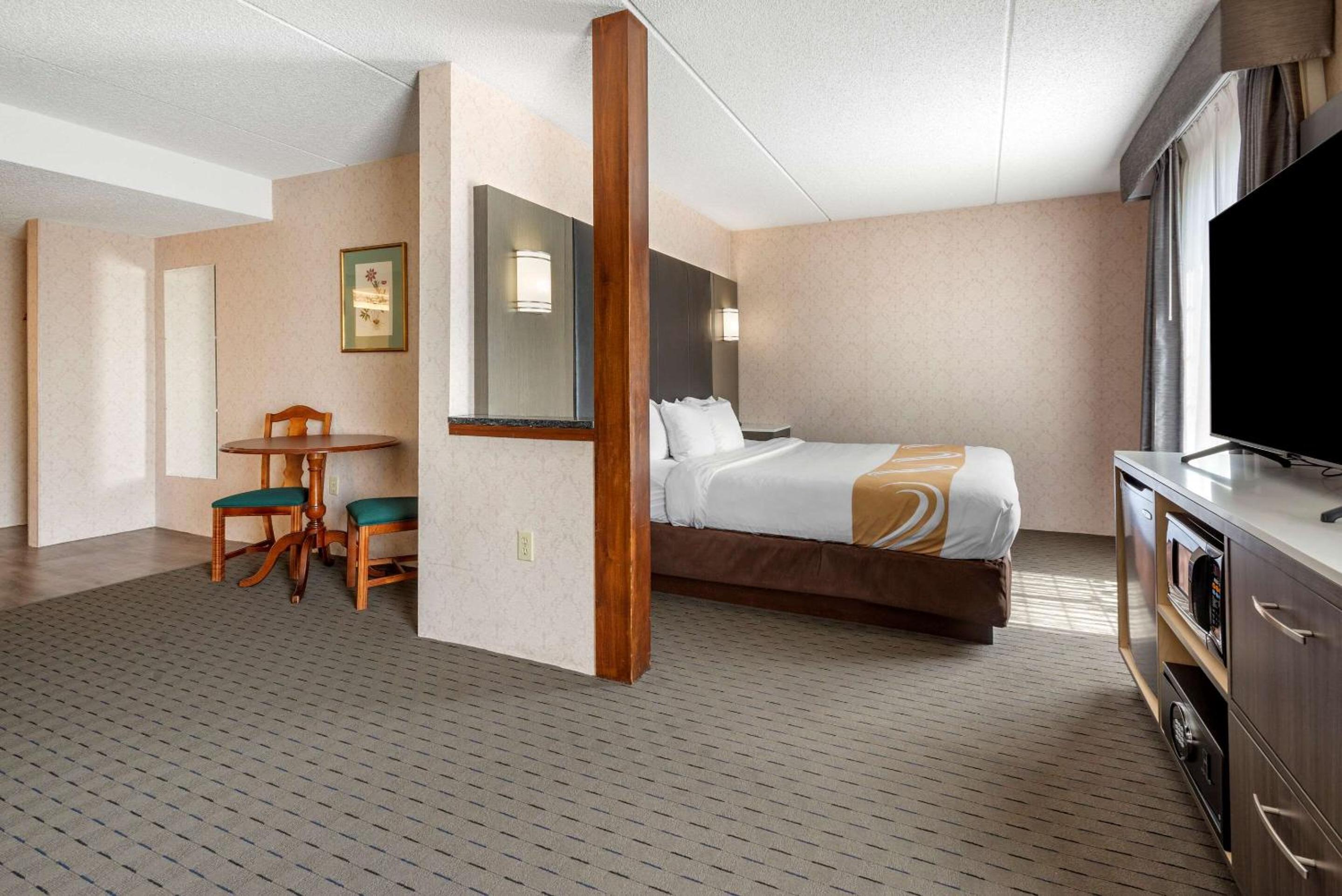 King Suite with Spa Bath - Photo 1