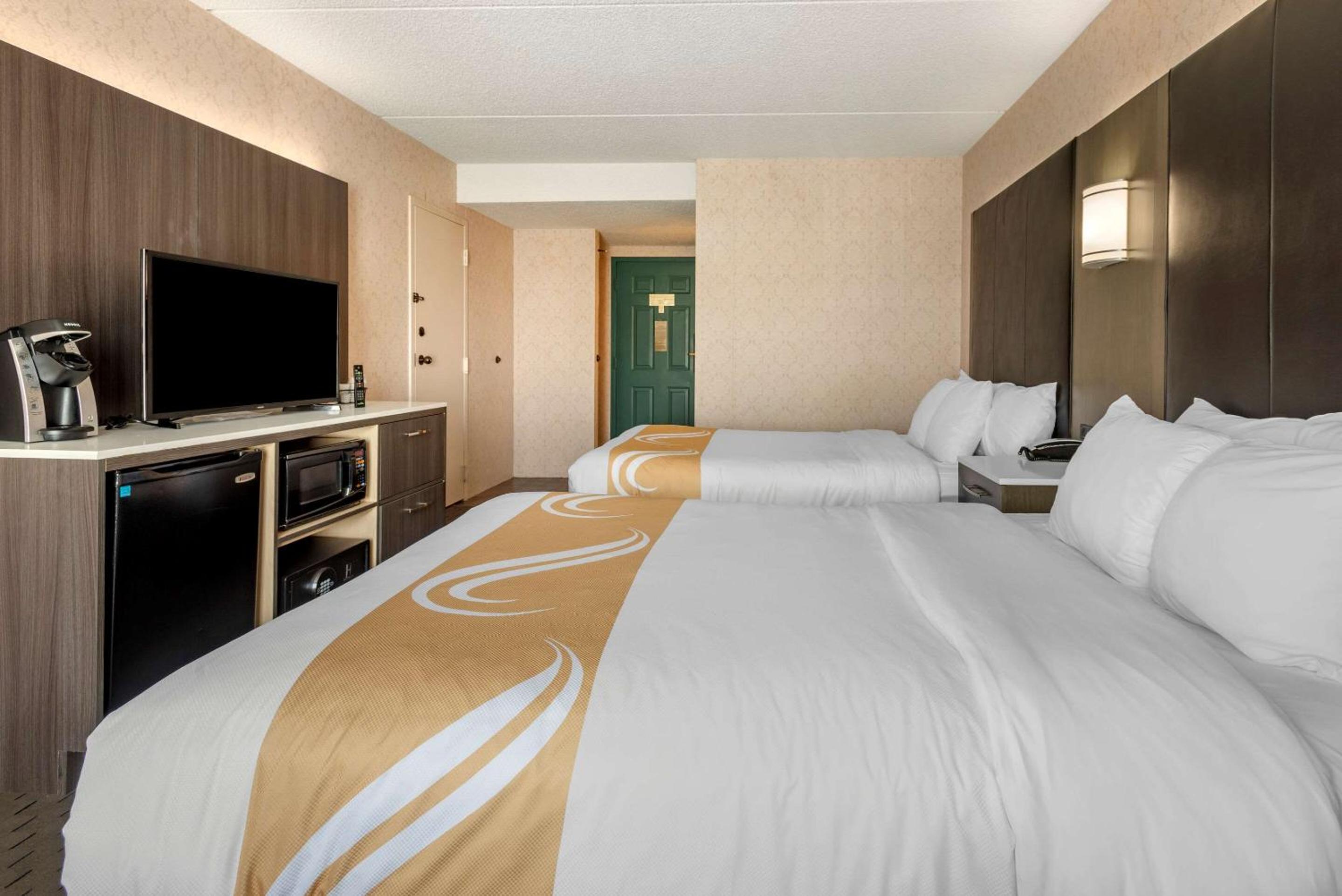 Double Room with Two Double Beds - Photo 2