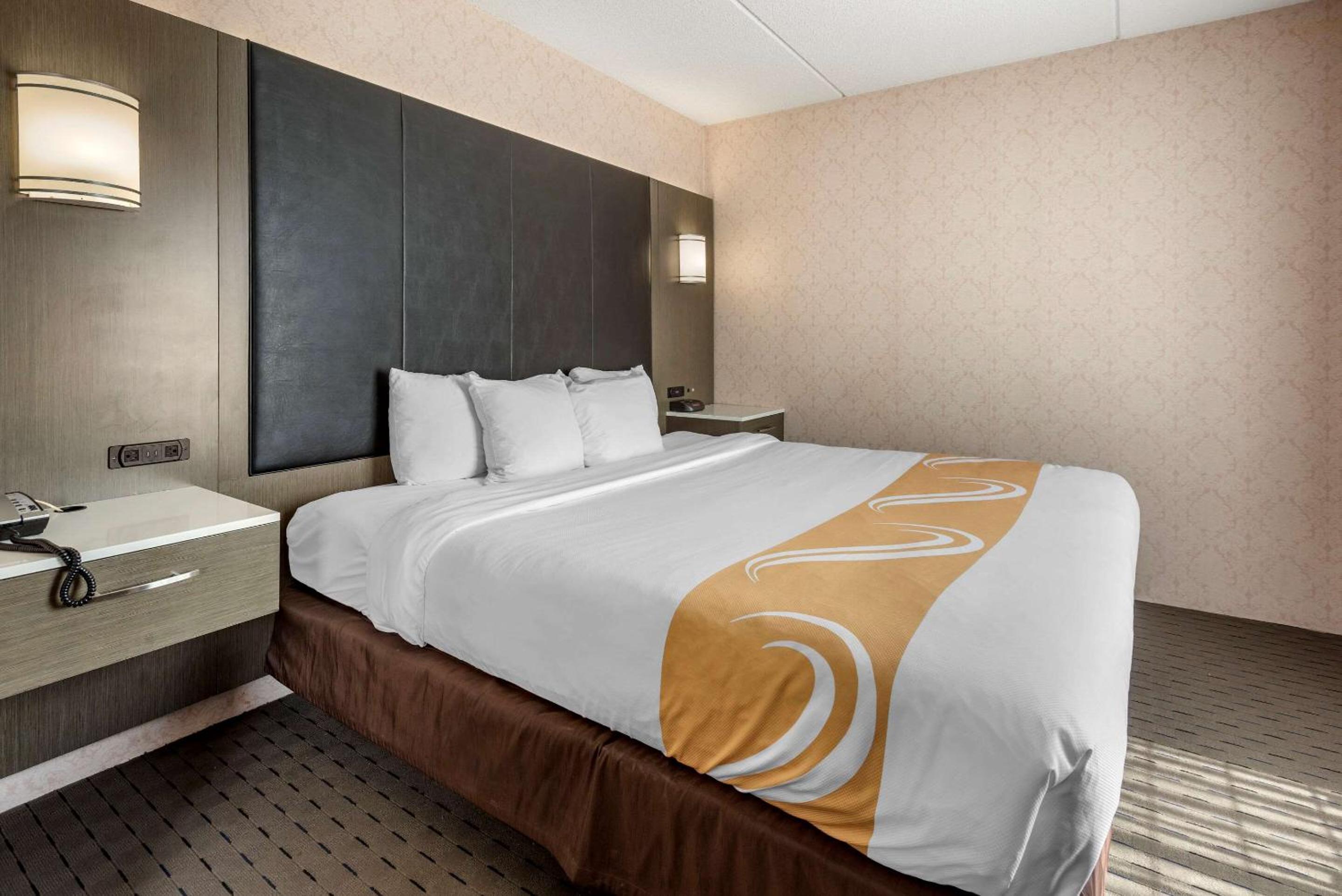 King Suite with Spa Bath - Photo 3