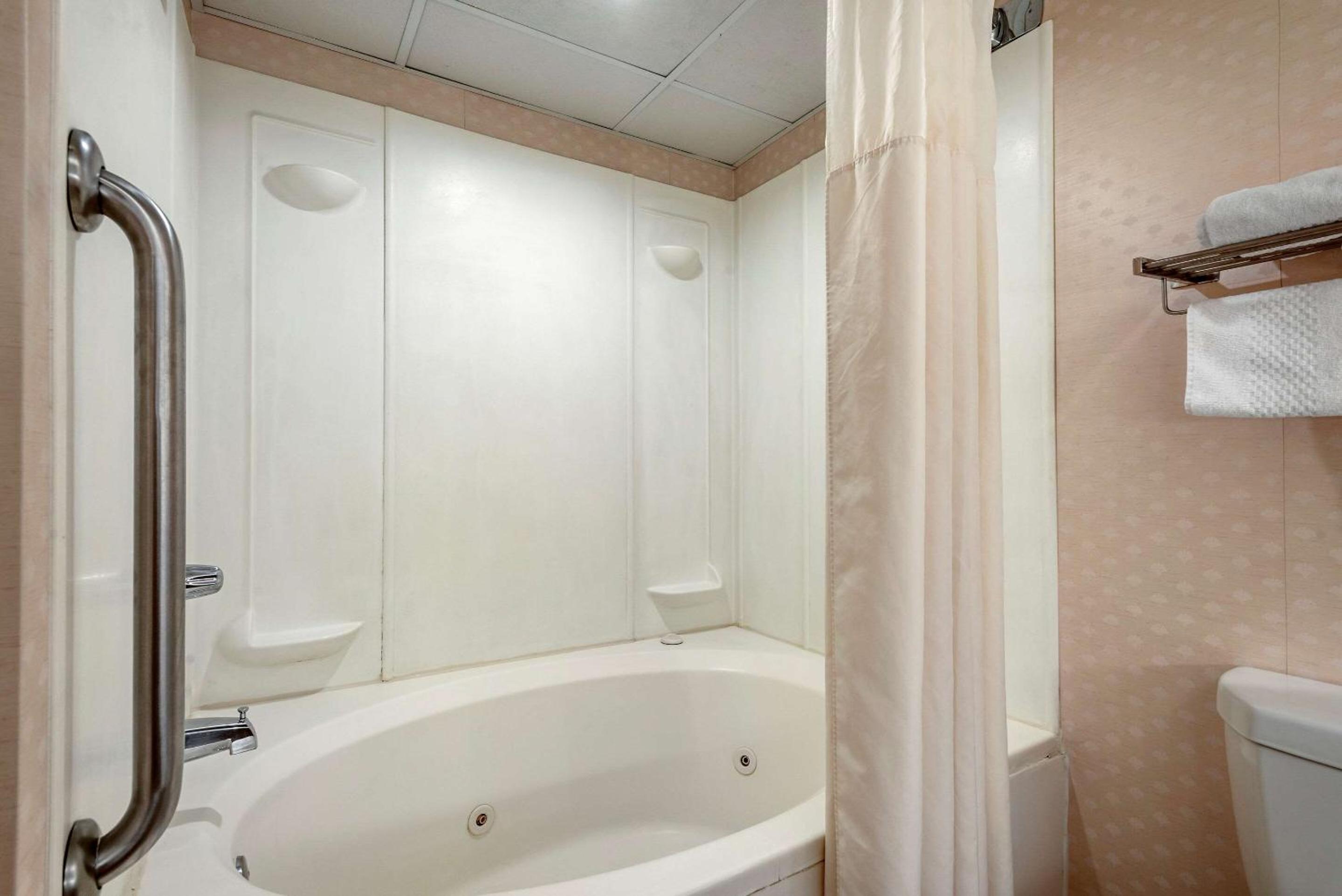 King Suite with Spa Bath - Photo 4