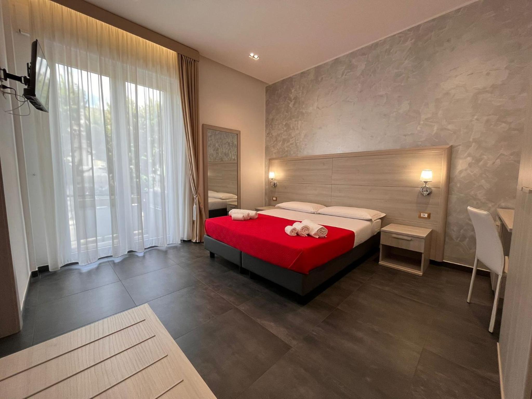 Standard Double or Twin Room with Balcony - Photo 8
