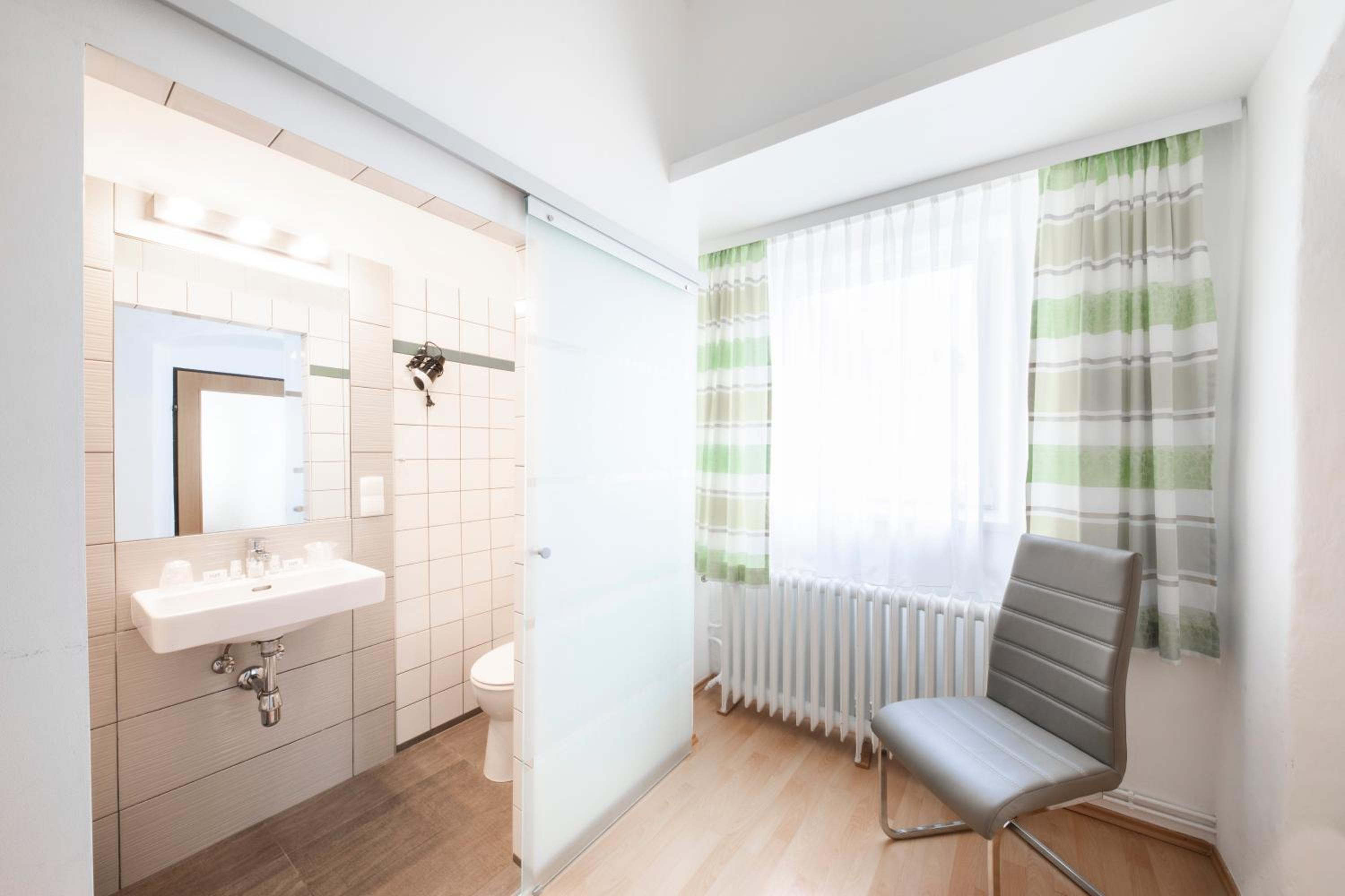 Economy Double Room - Photo 5