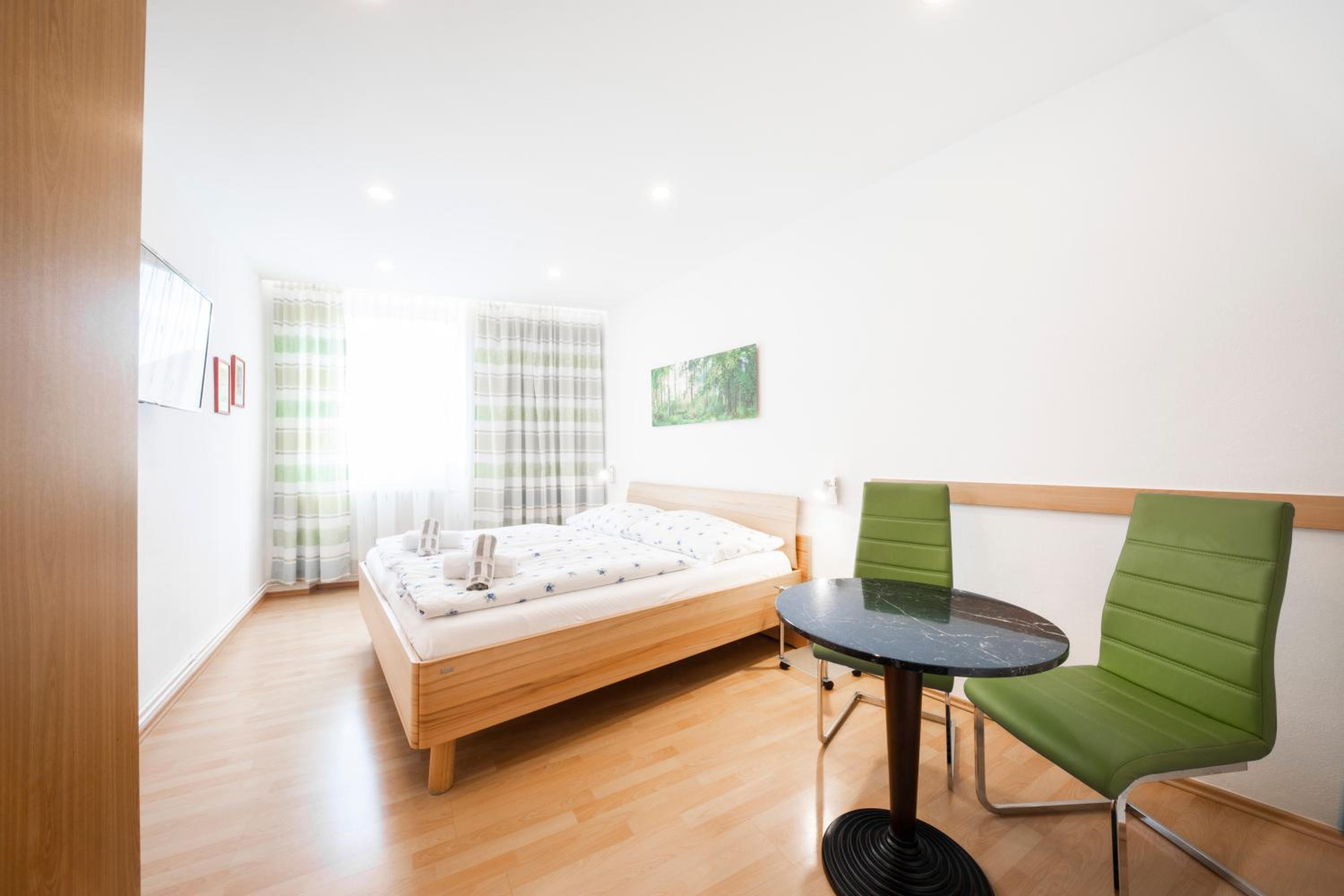 Economy Double Room - Photo 7
