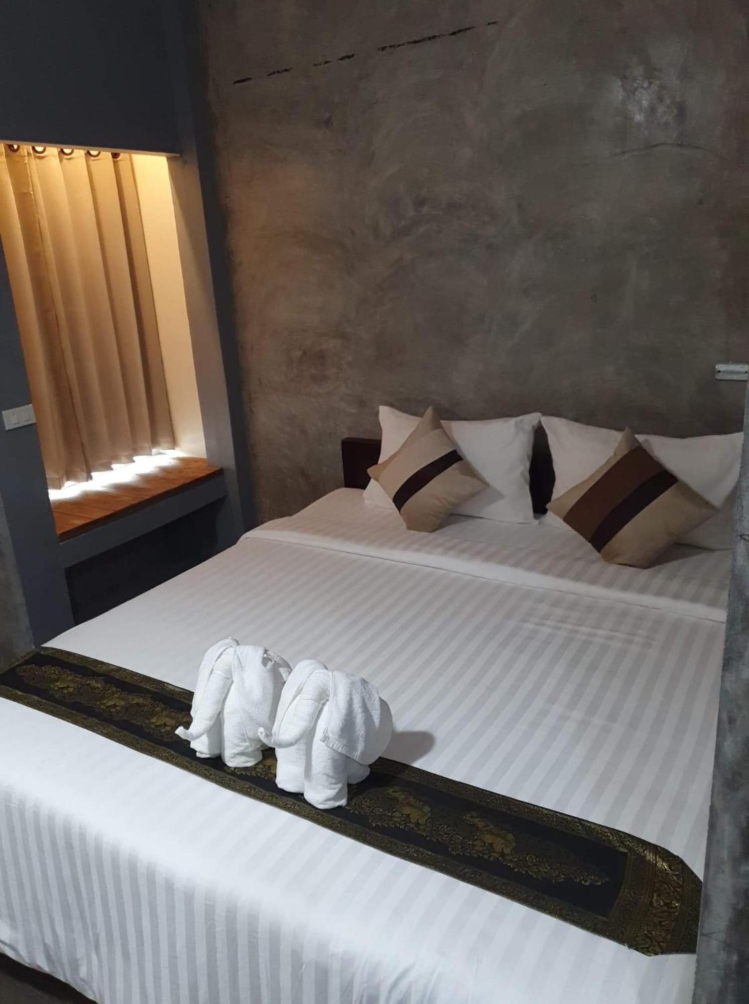Standard King Room - Photo 6