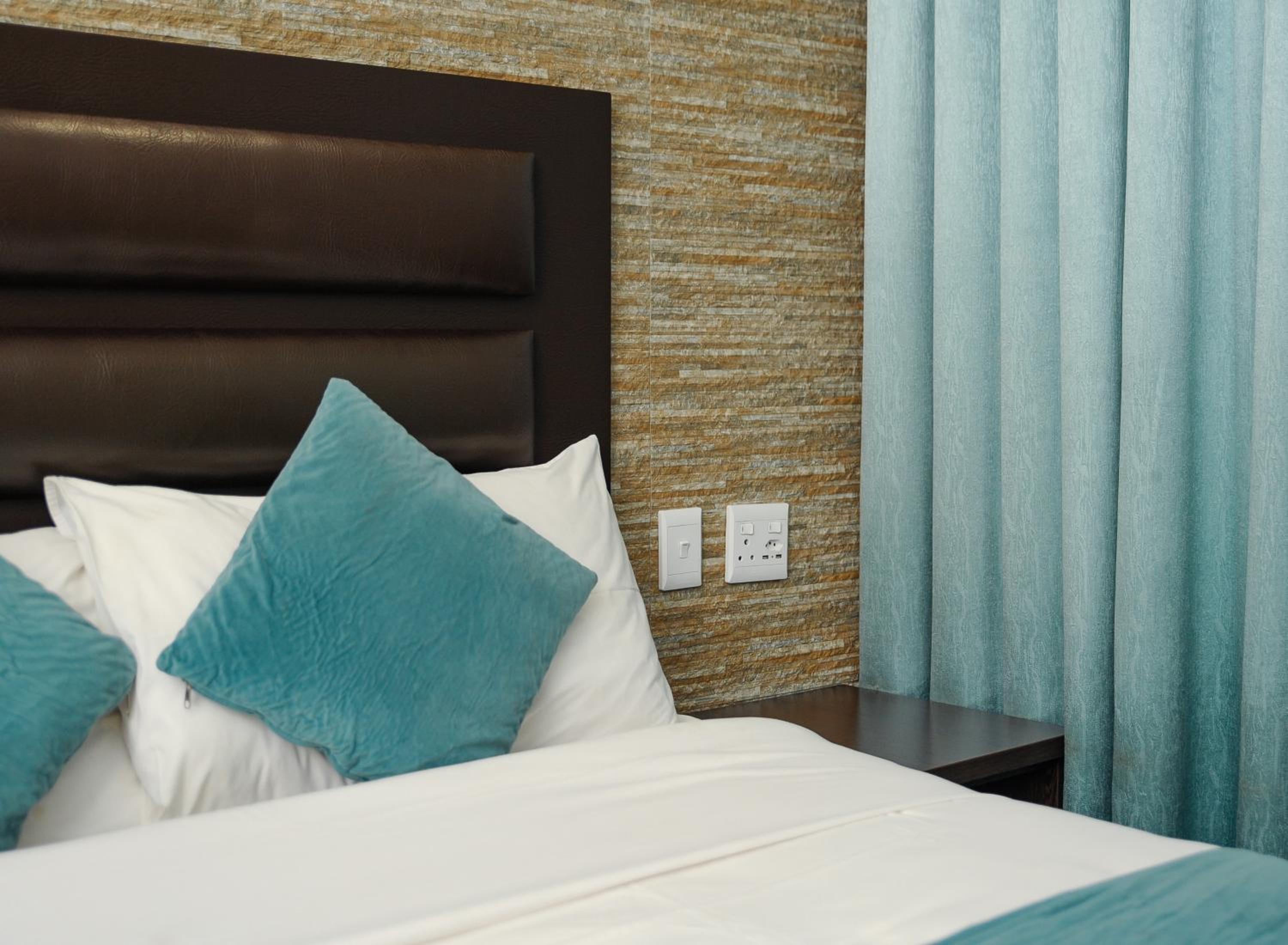 Queen Deluxe Room - Photo 10