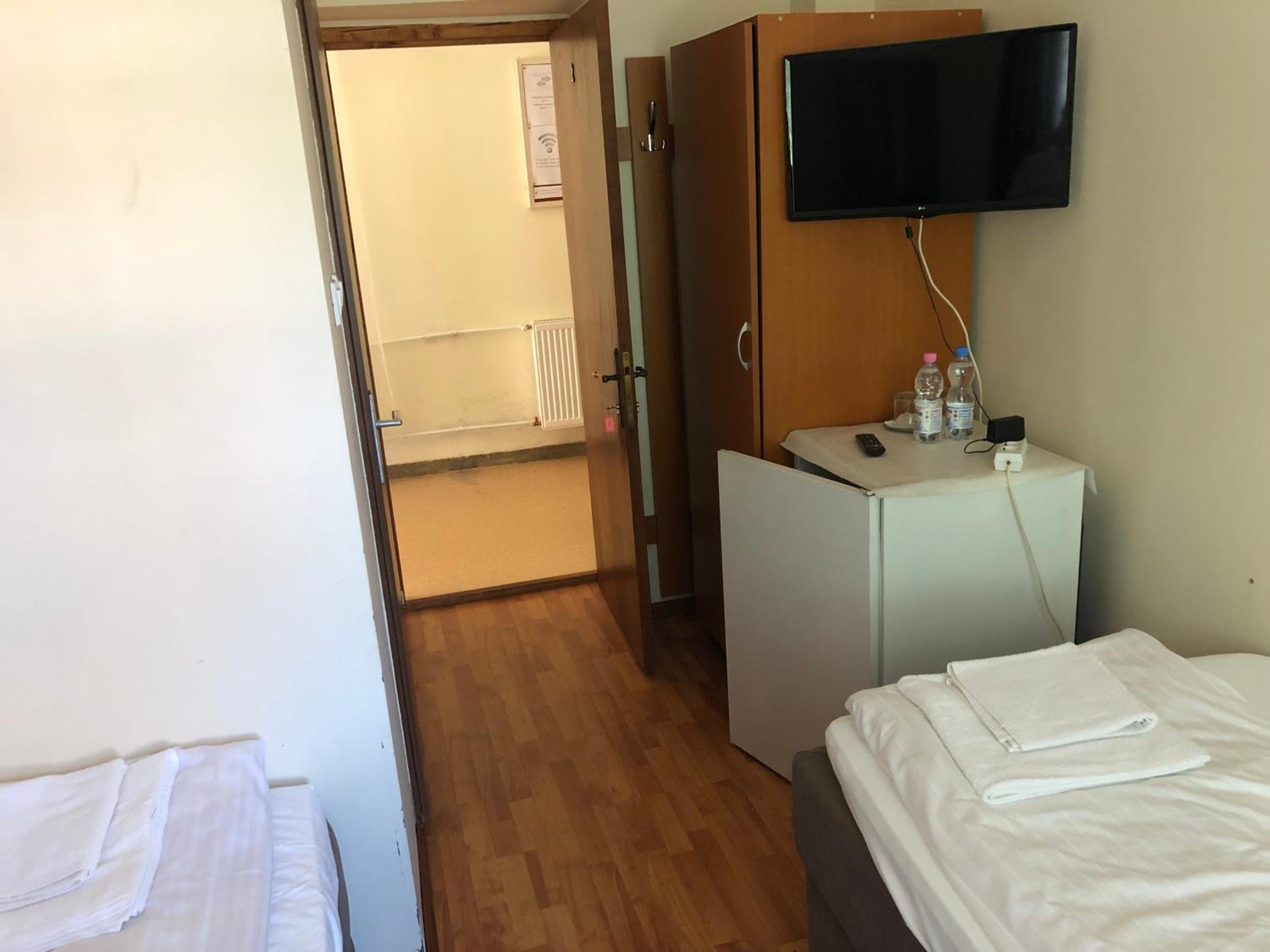 Small Twin Room photo 1