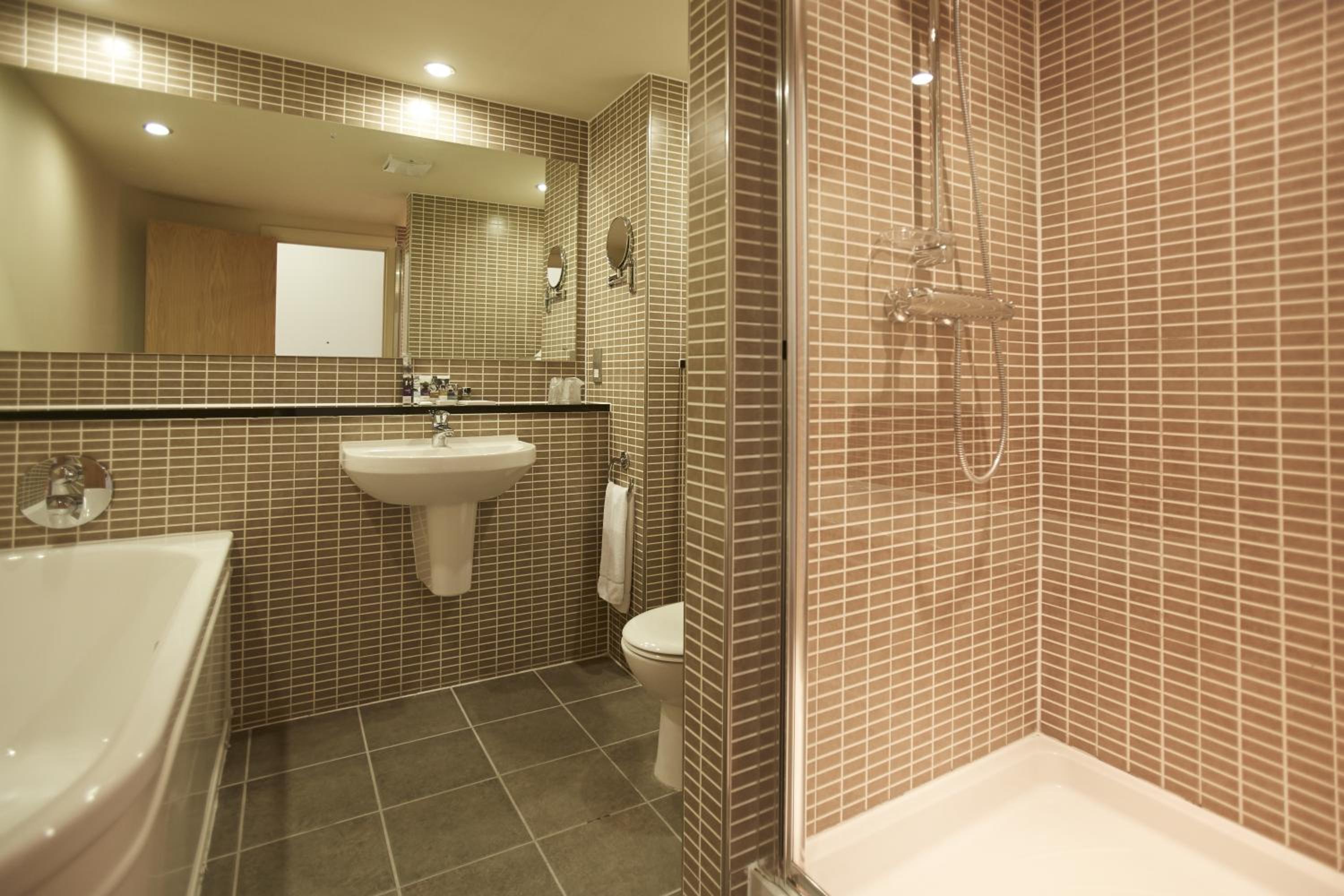Deluxe King Room - Photo 7