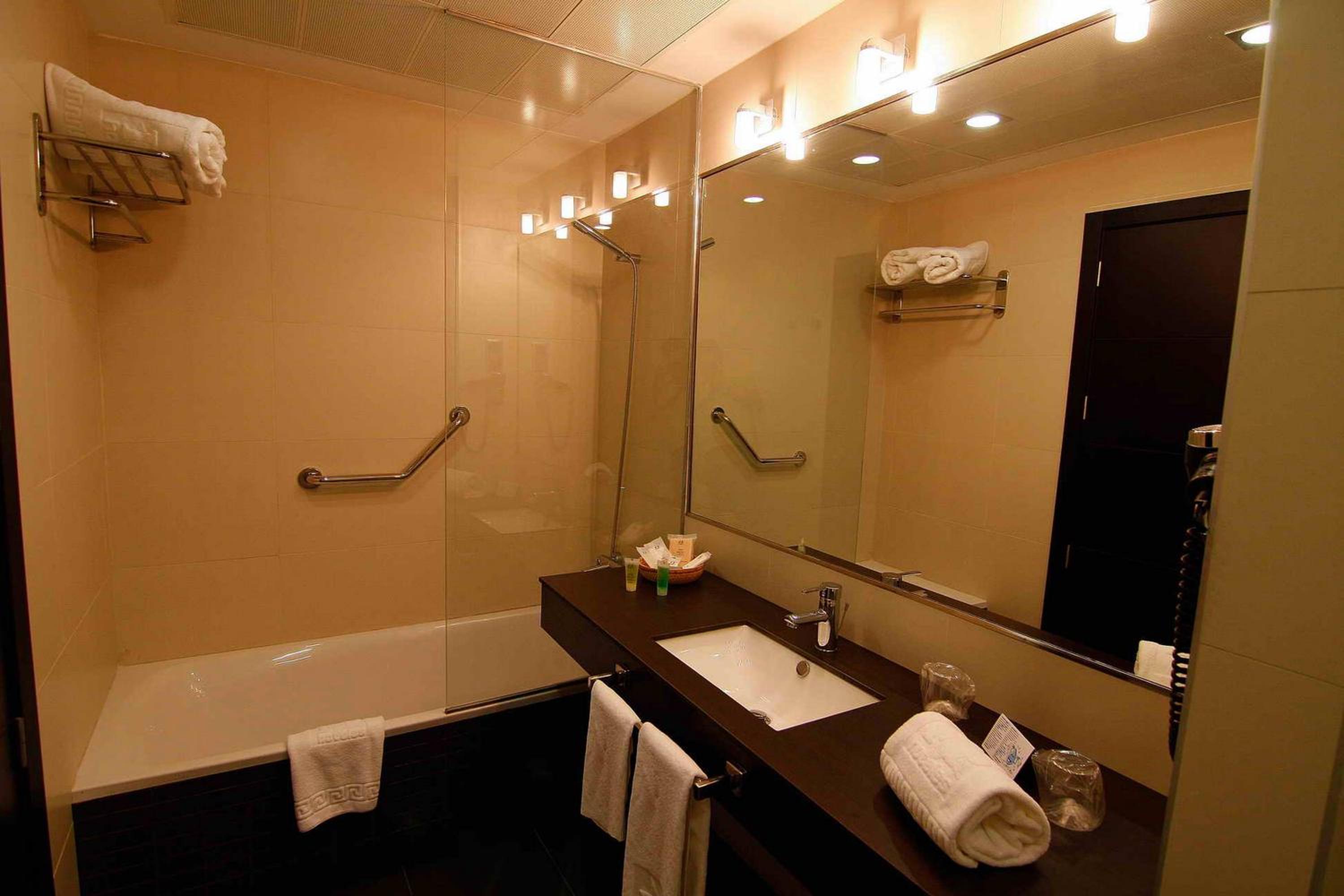 Double or Twin Room - Photo 10