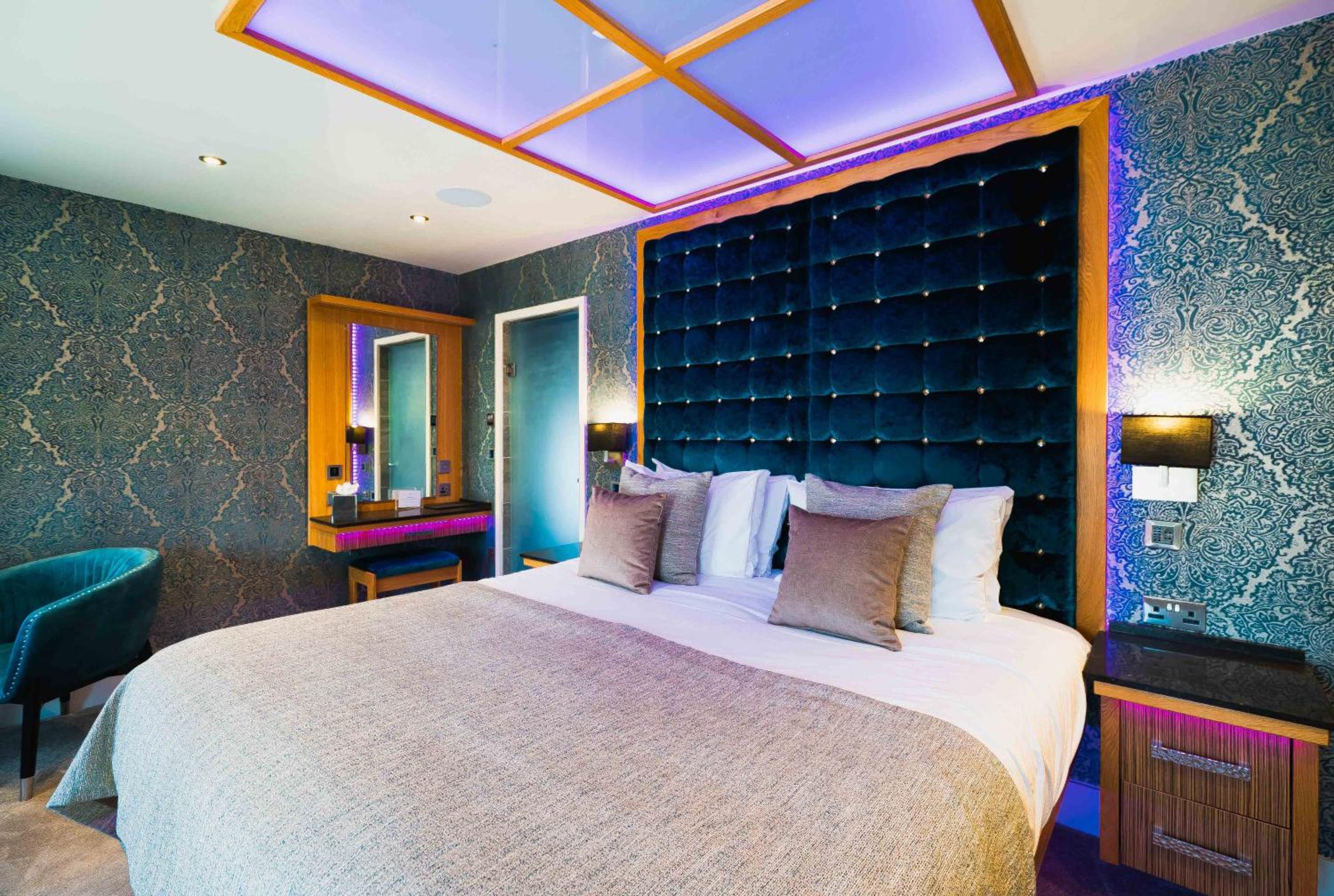 King Suite with Spa Bath - Photo 1