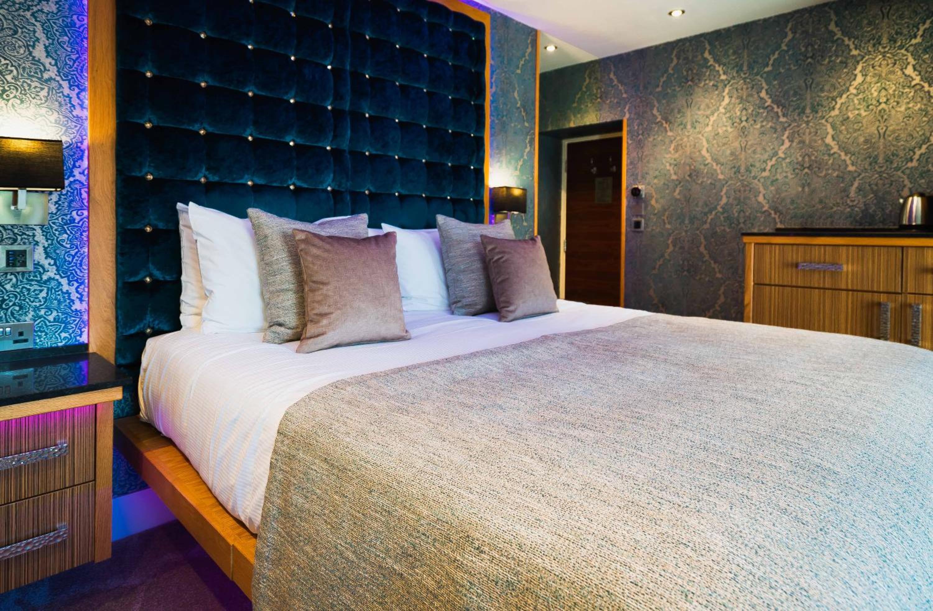 King Suite with Spa Bath - Photo 5