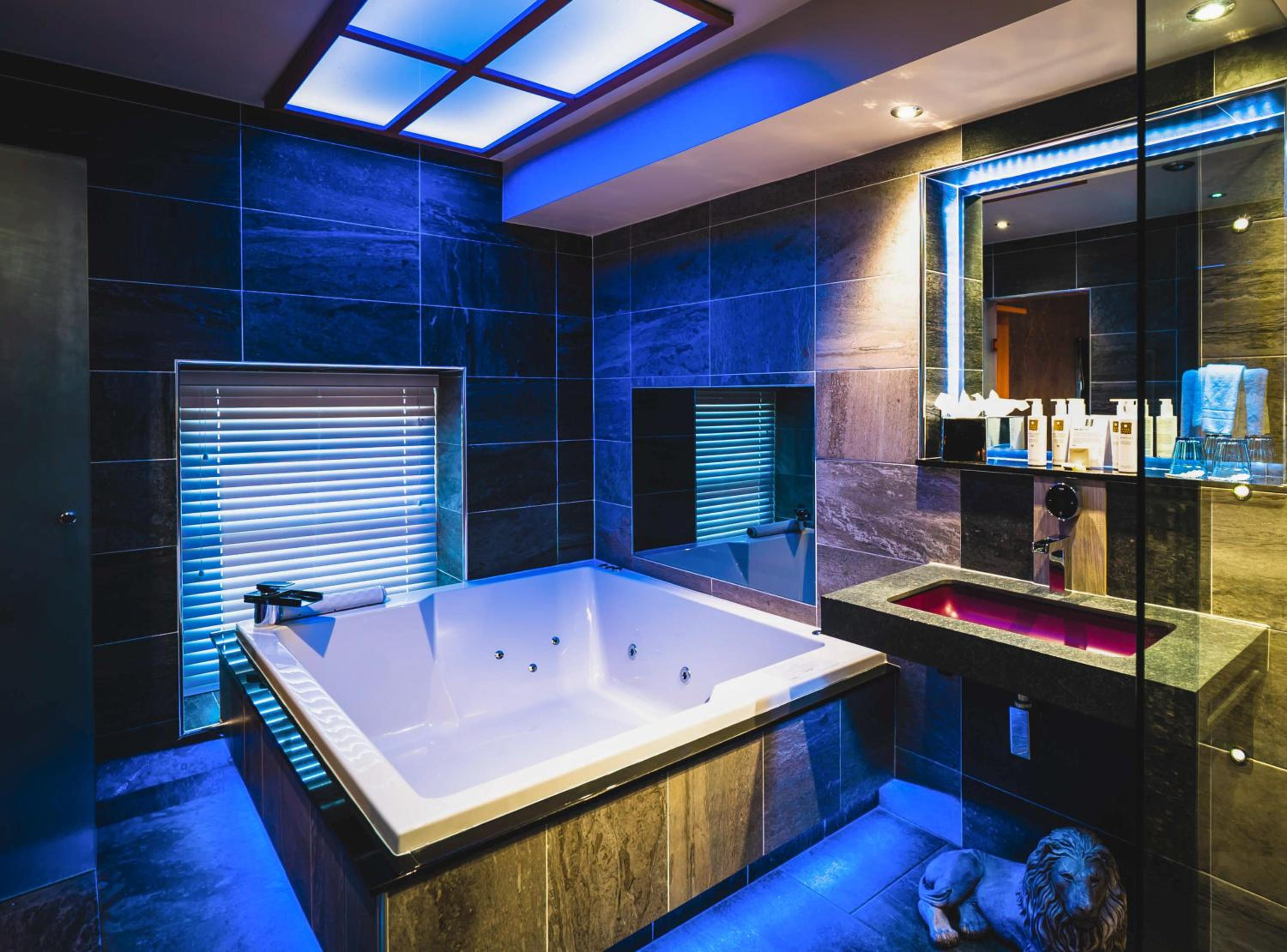 King Suite with Spa Bath - Photo 7