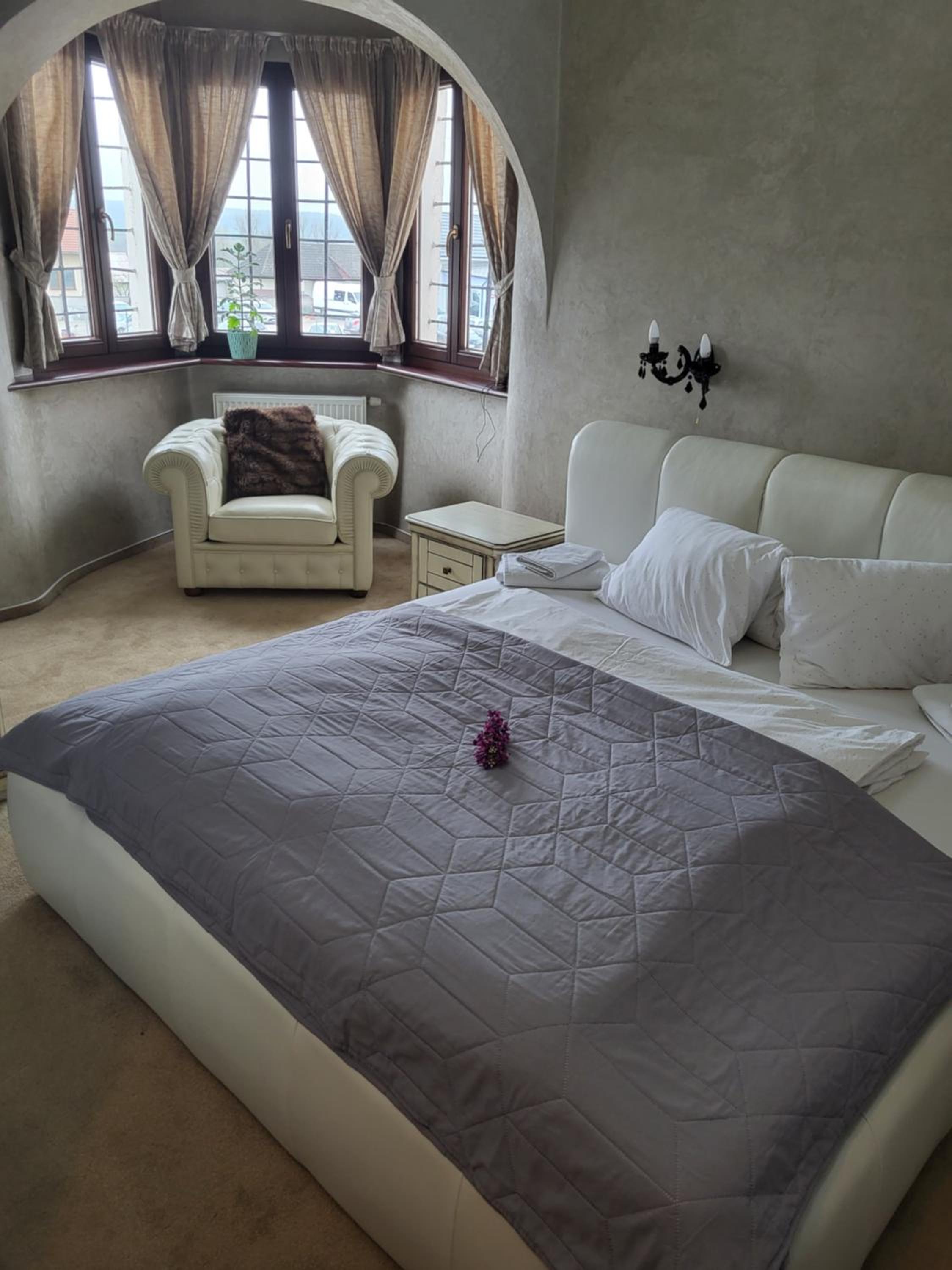 Deluxe Double Room with Bath photo 2