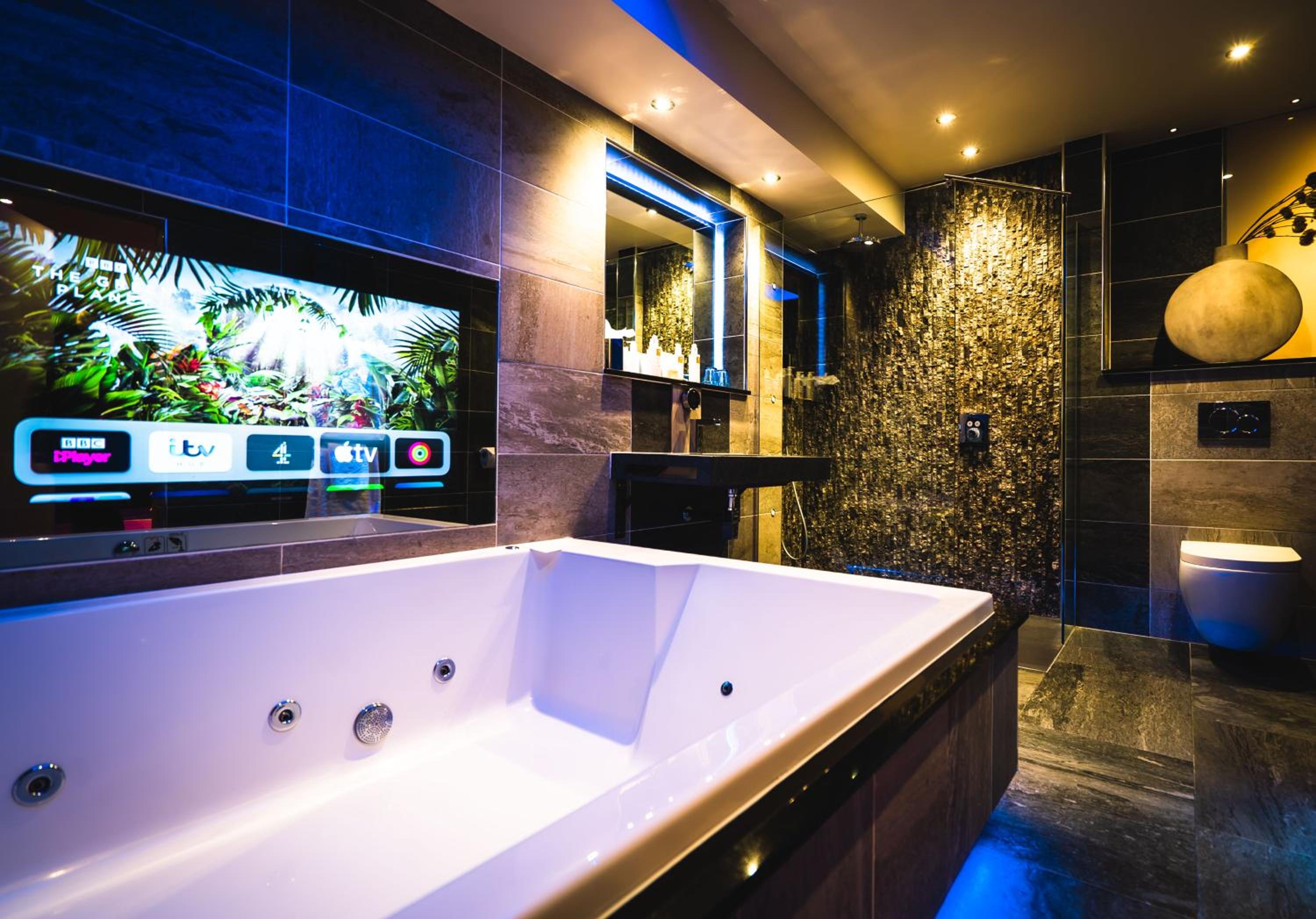 King Suite with Spa Bath - Photo 4