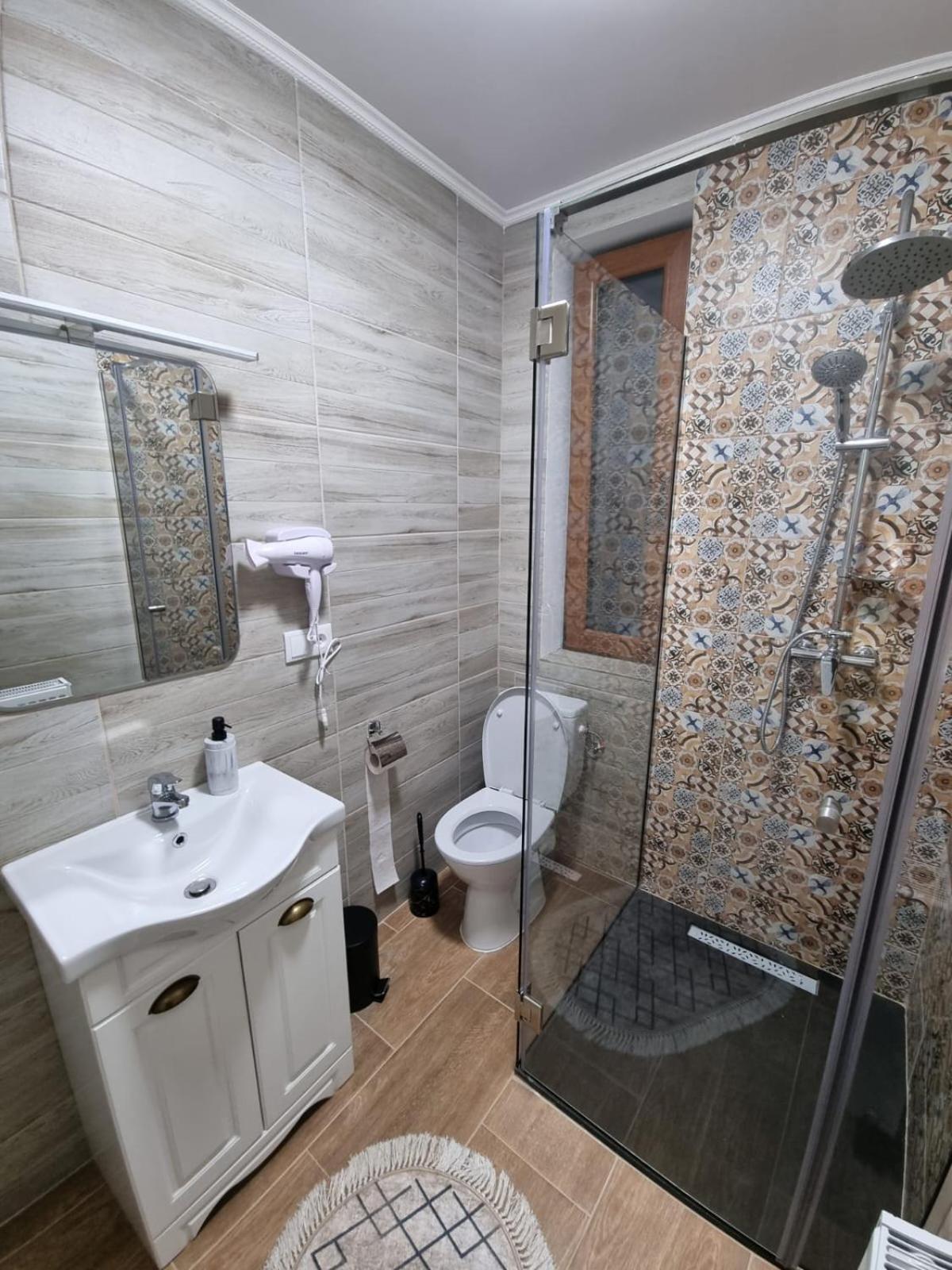 Double Room with Private Bathroom - Photo 2