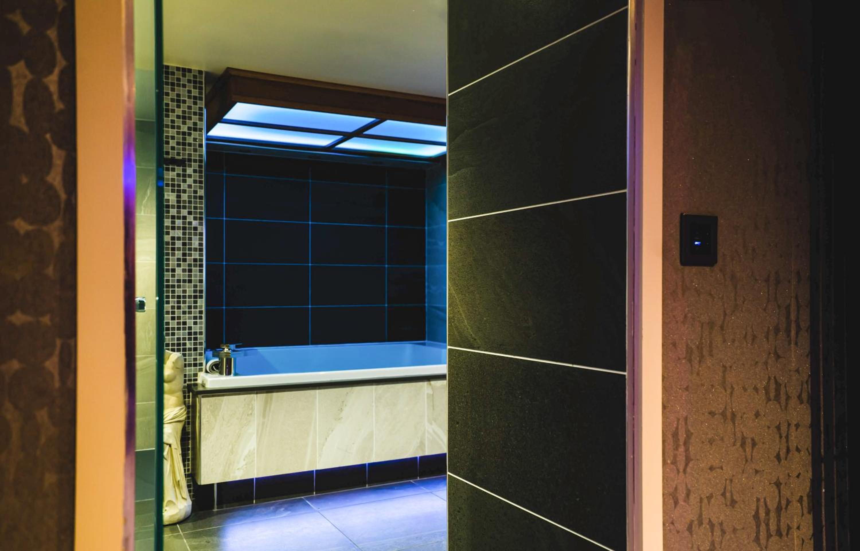 Suite with Hot Tub - Photo 2