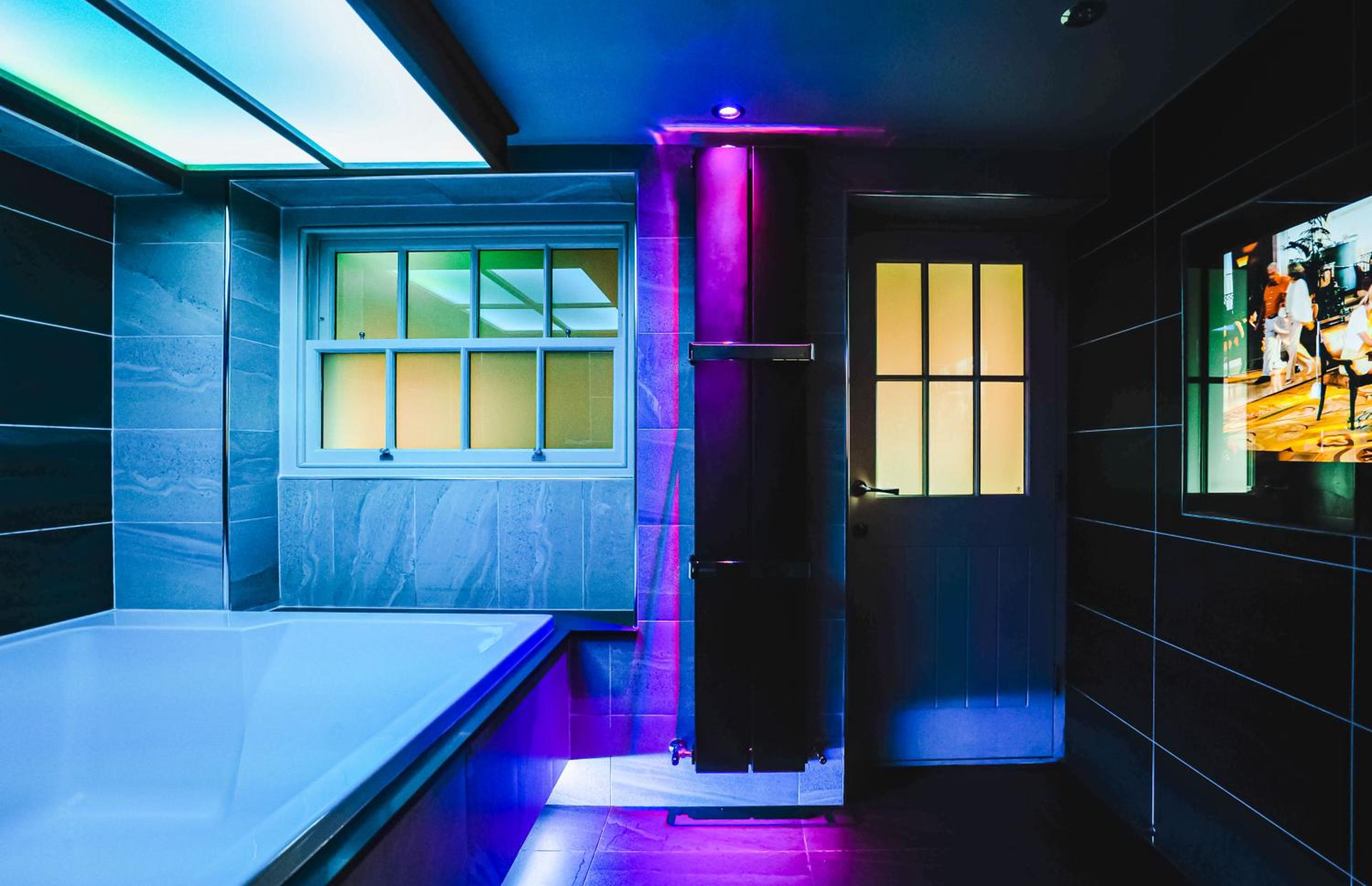 Suite with Hot Tub - Photo 3