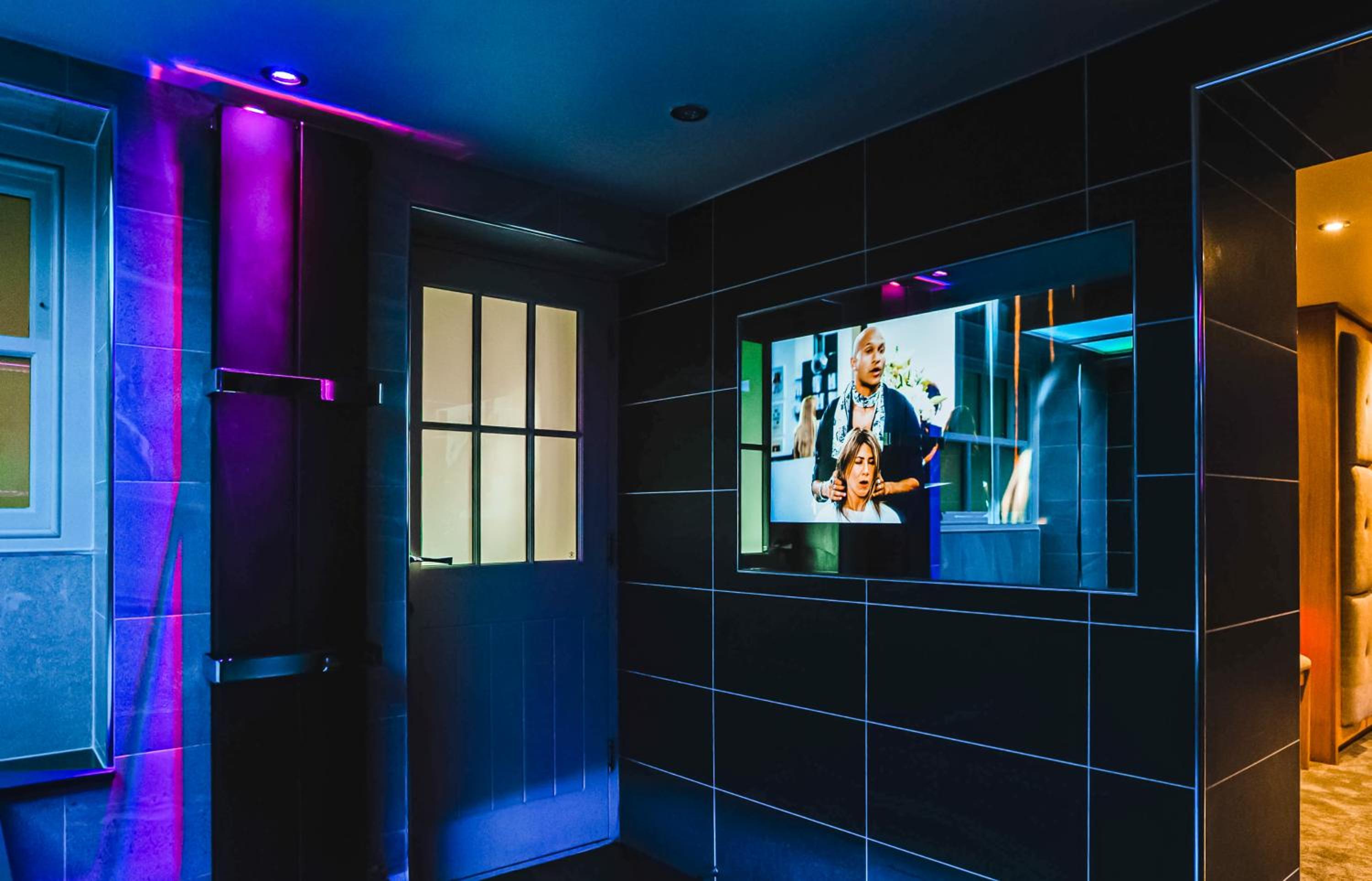 Suite with Hot Tub - Photo 4
