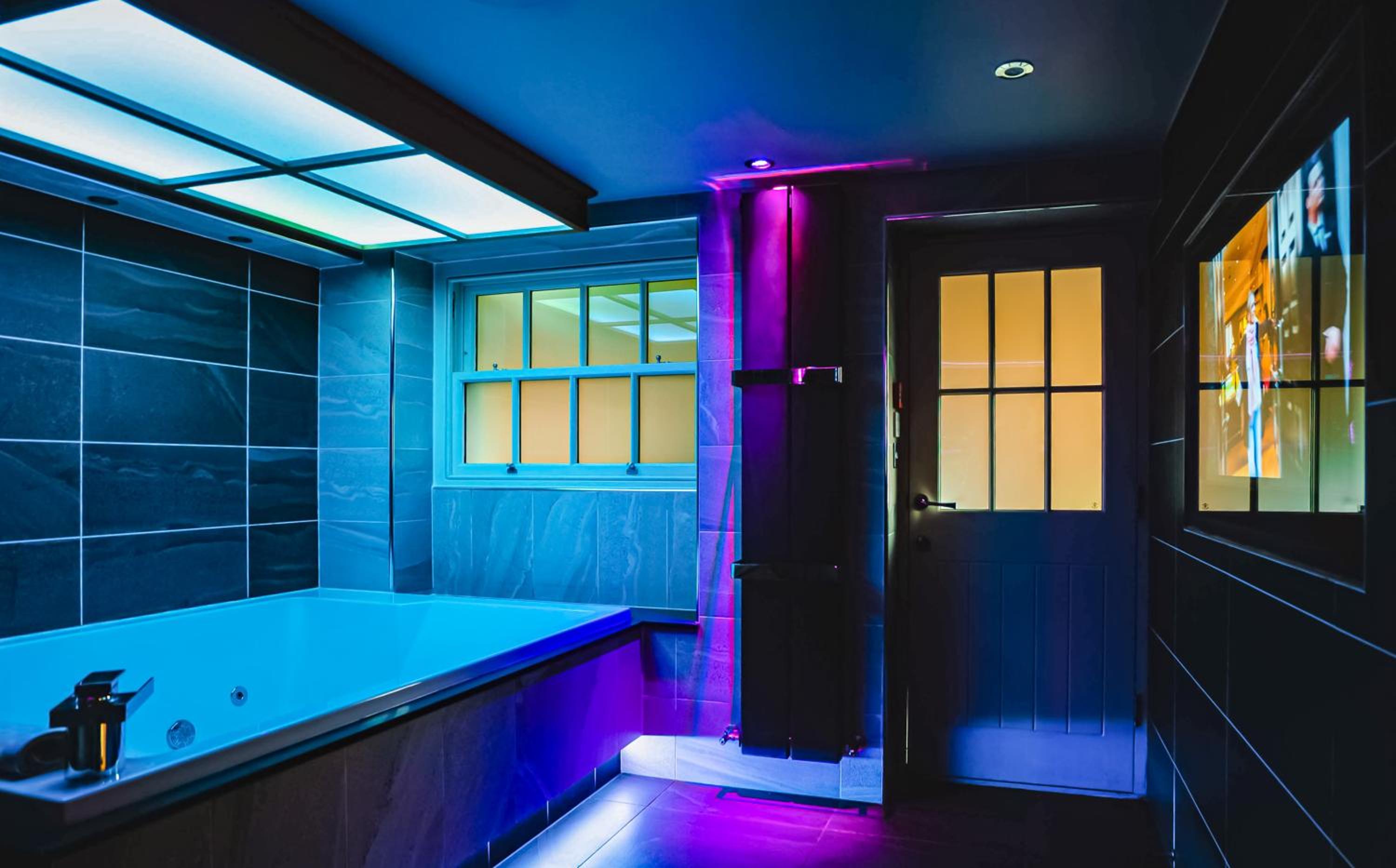 Suite with Hot Tub - Photo 5