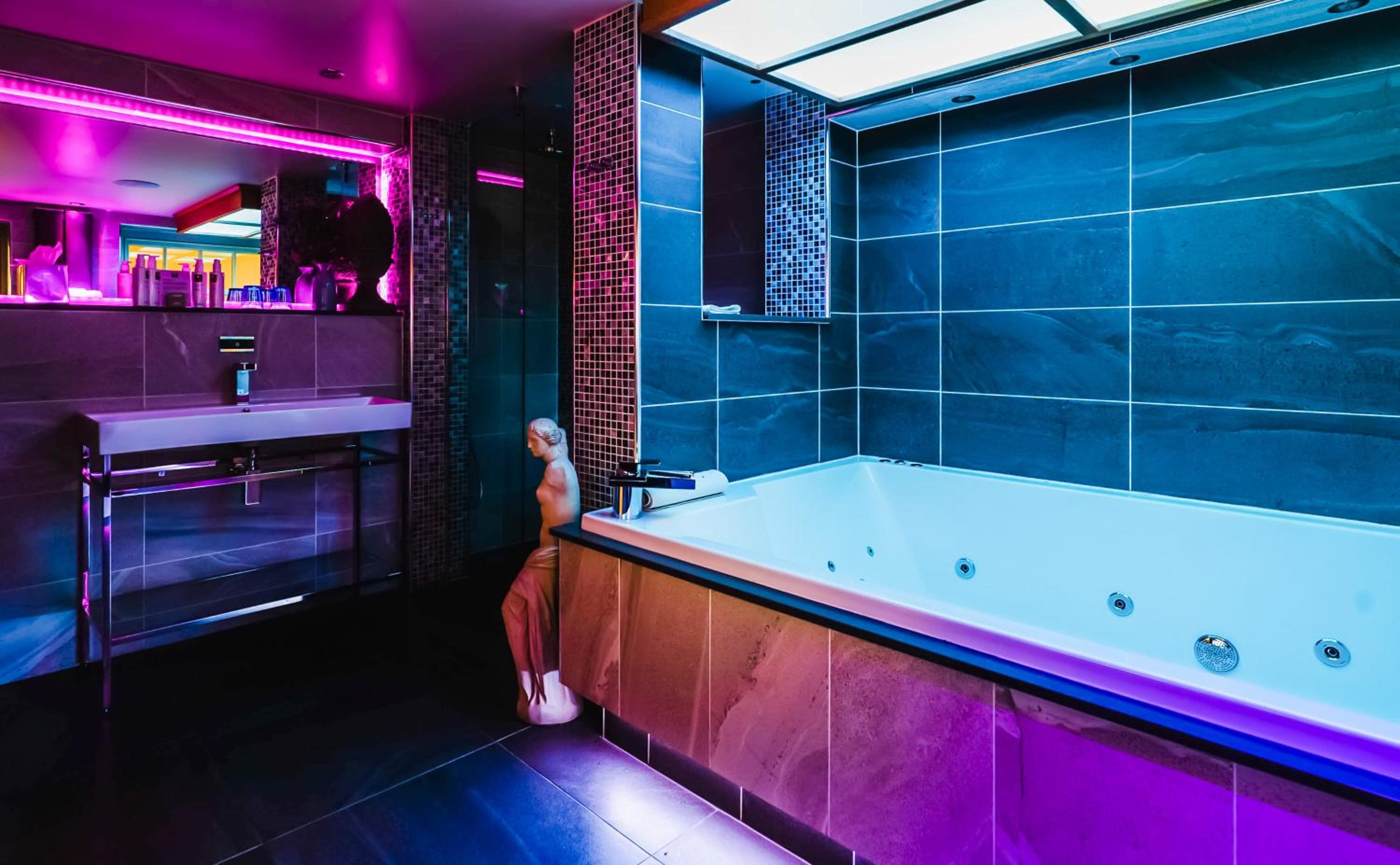 Suite with Hot Tub - Photo 6
