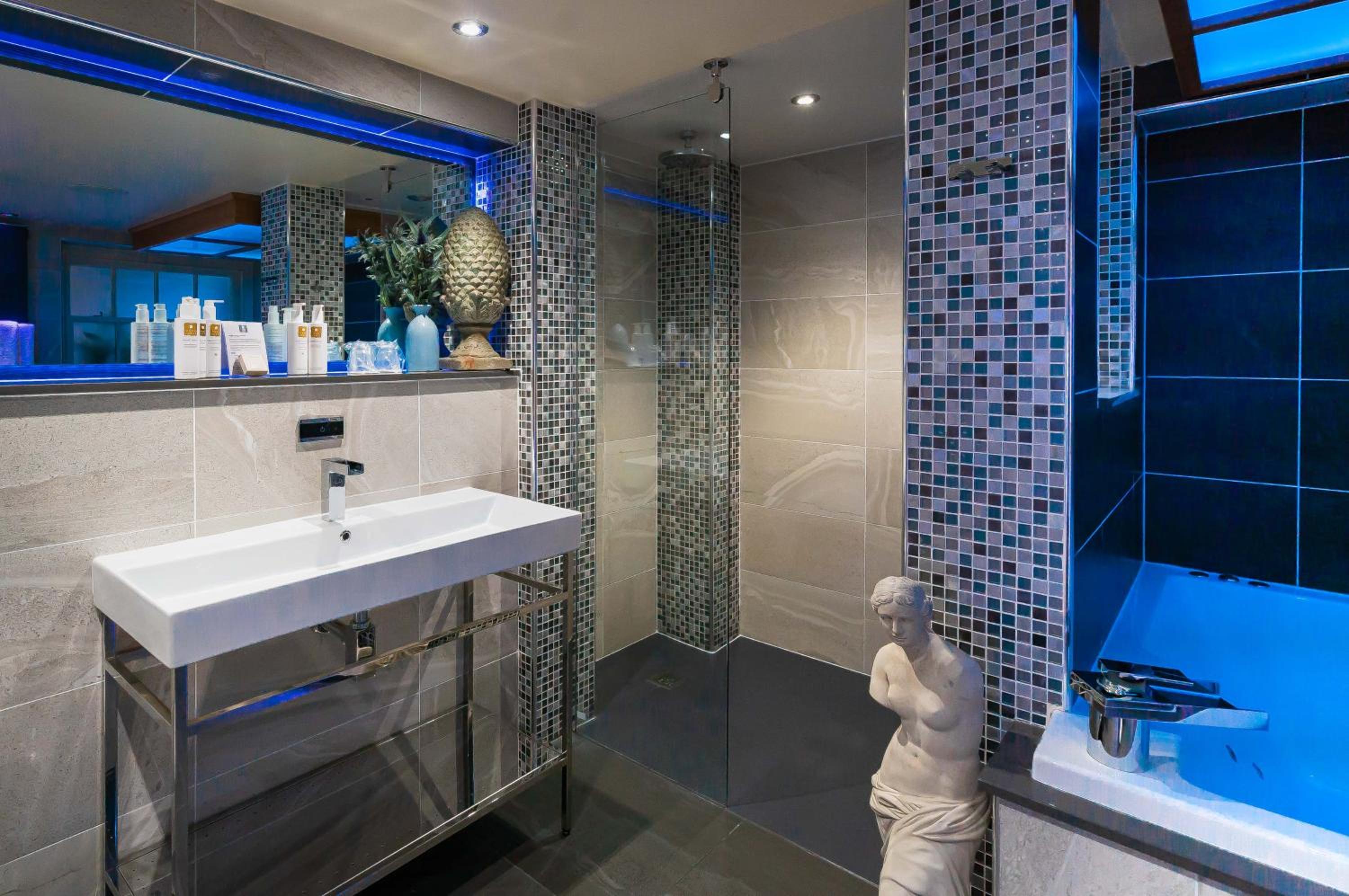 Suite with Hot Tub - Photo 9