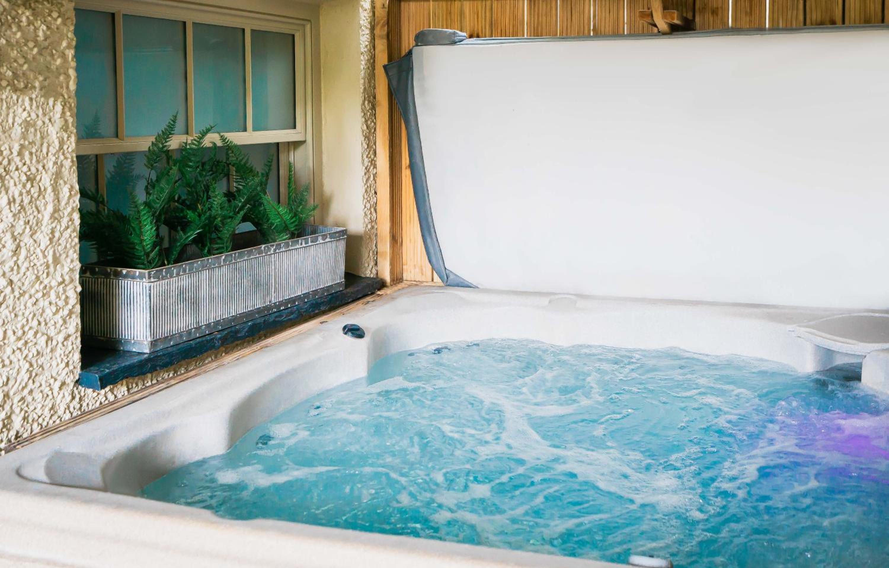 Suite with Hot Tub - Photo 10