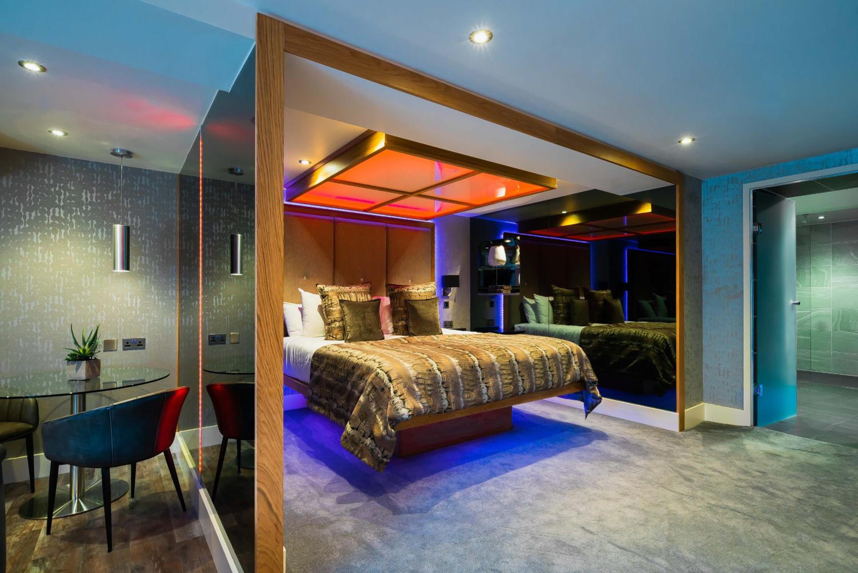 Suite with Hot Tub - Photo 1