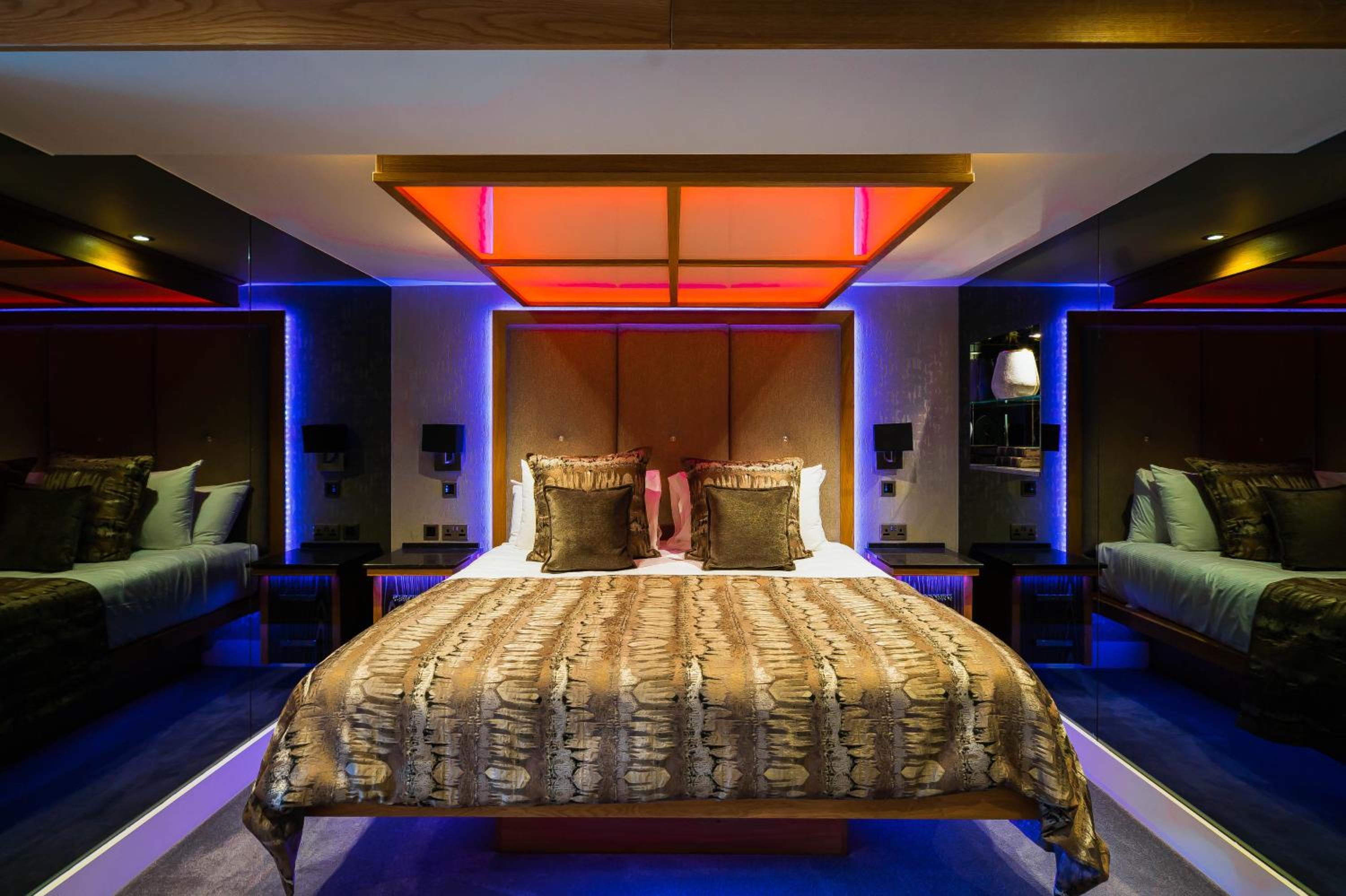 Suite with Hot Tub - Photo 14