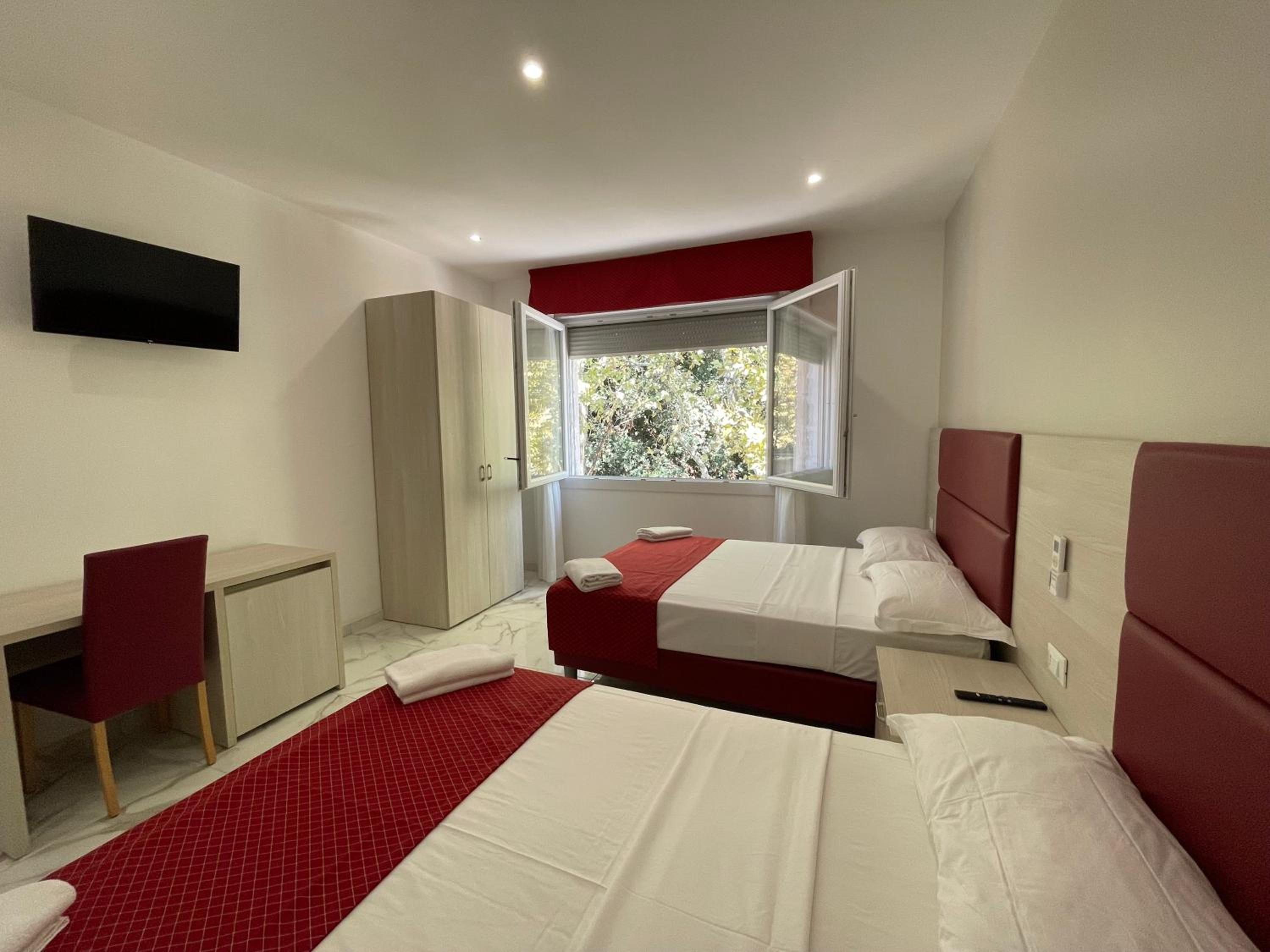 Quadruple Room - Photo 5