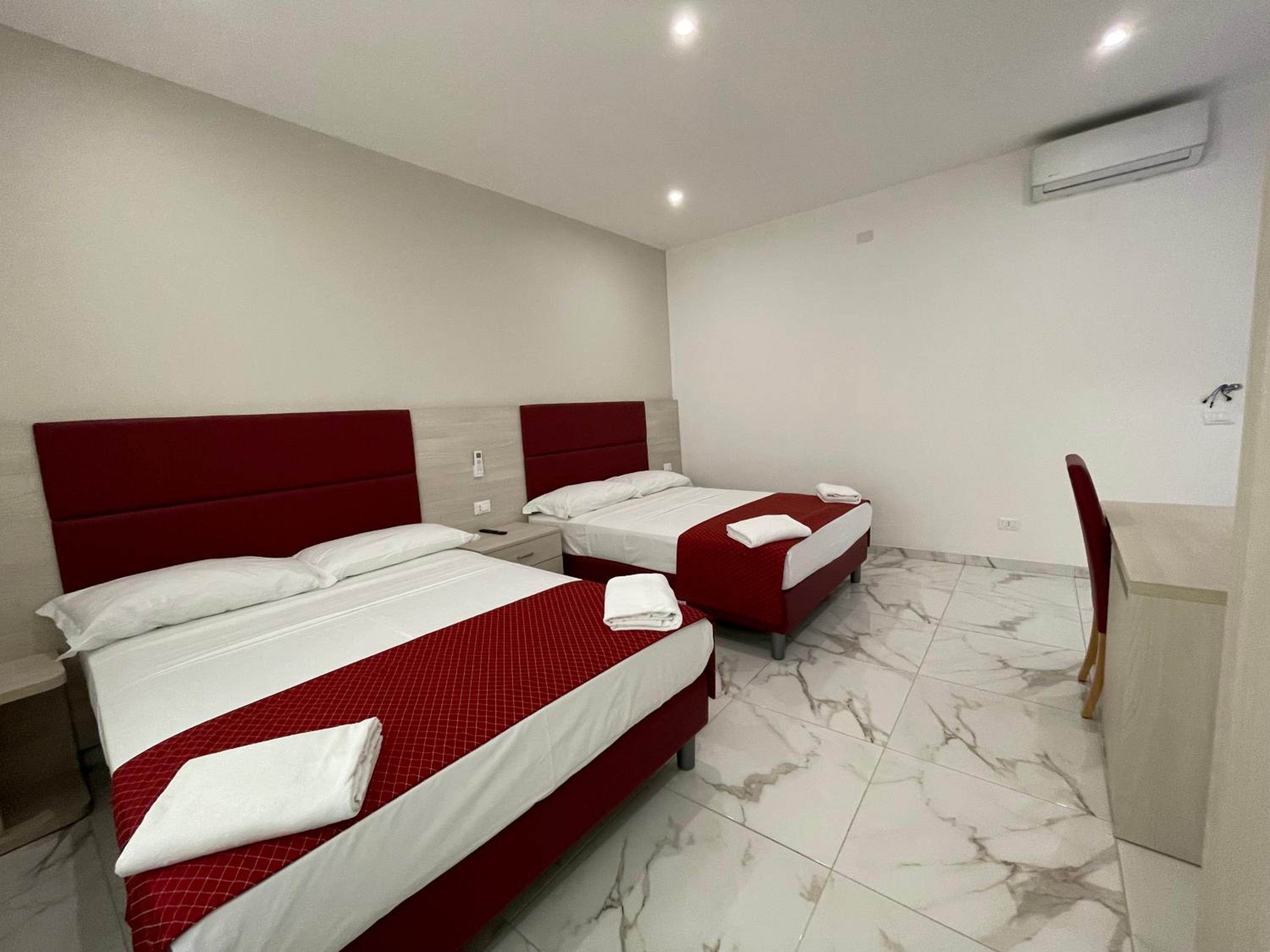 Quadruple Room - Photo 7