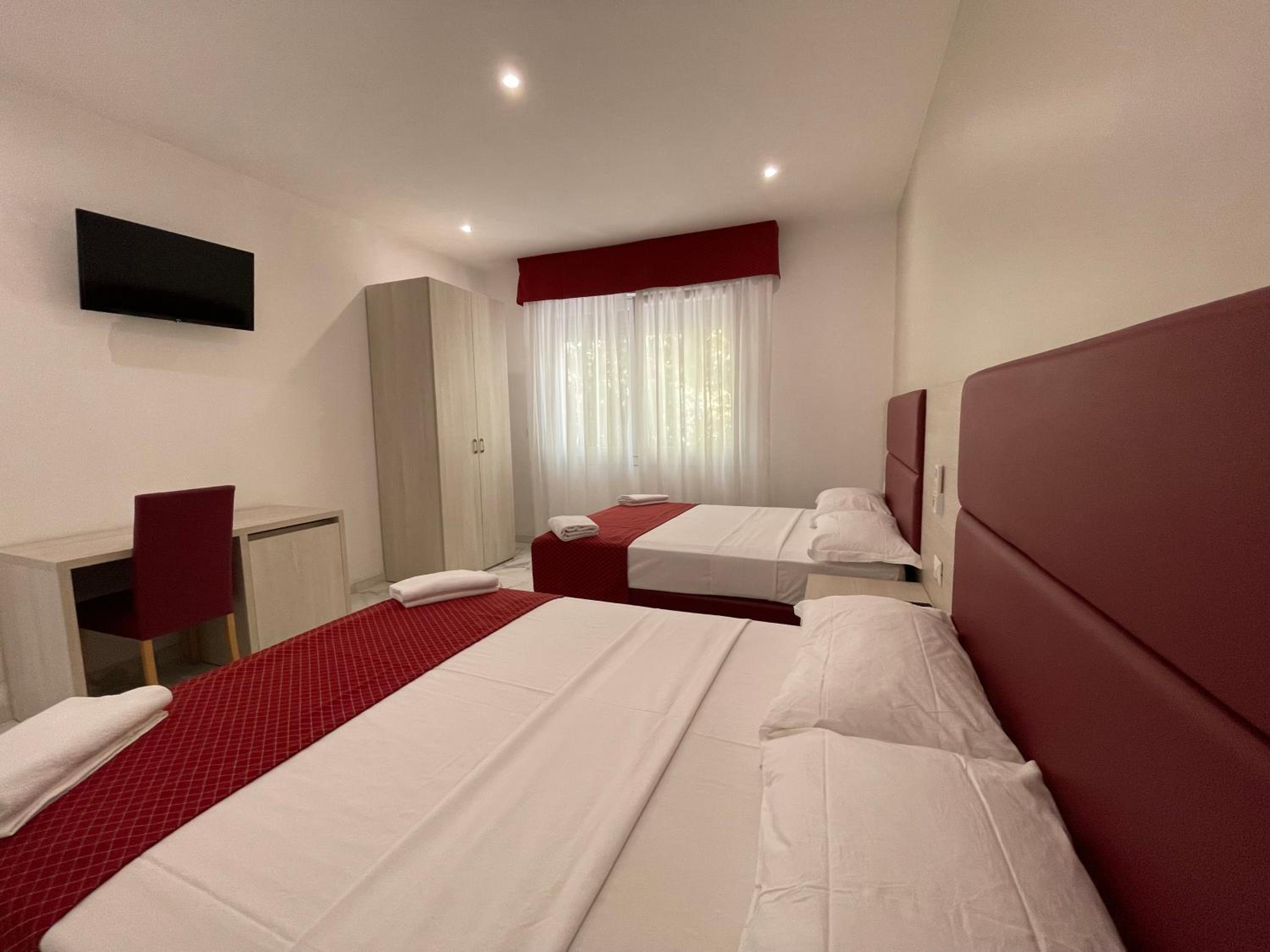 Quadruple Room - Photo 8