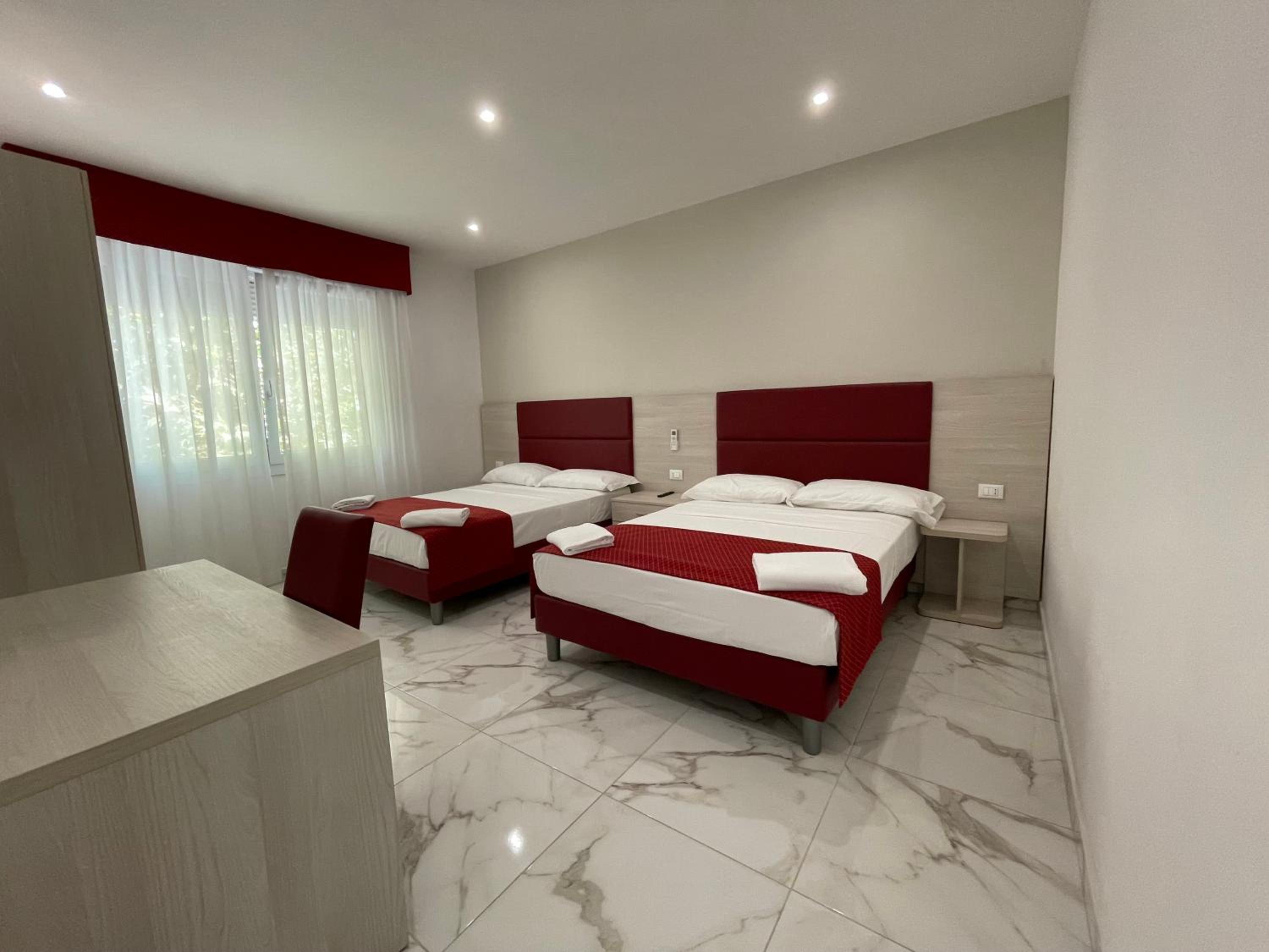 Quadruple Room - Photo 9