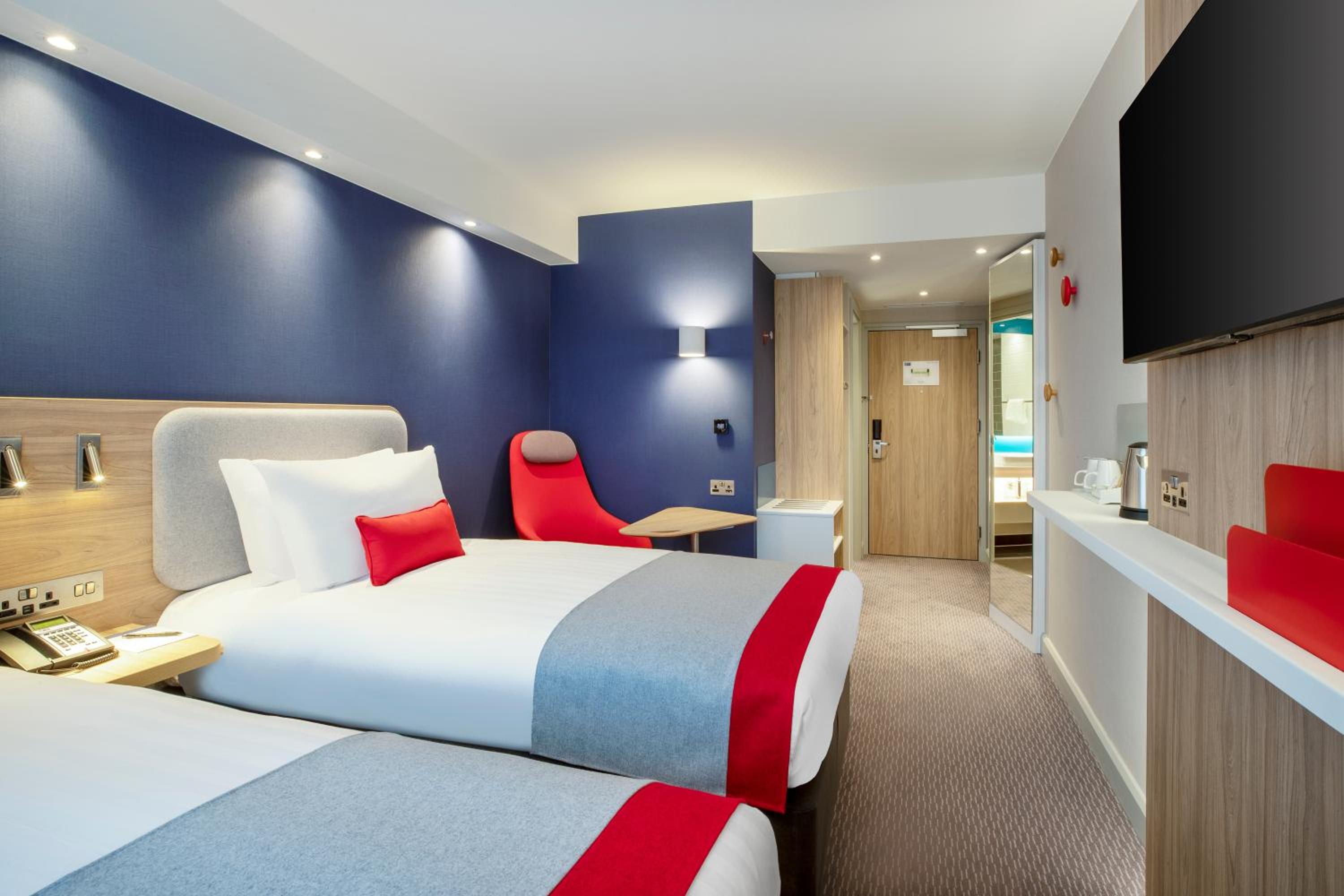 Standard Room with Free Hot Breakfast - Photo 2