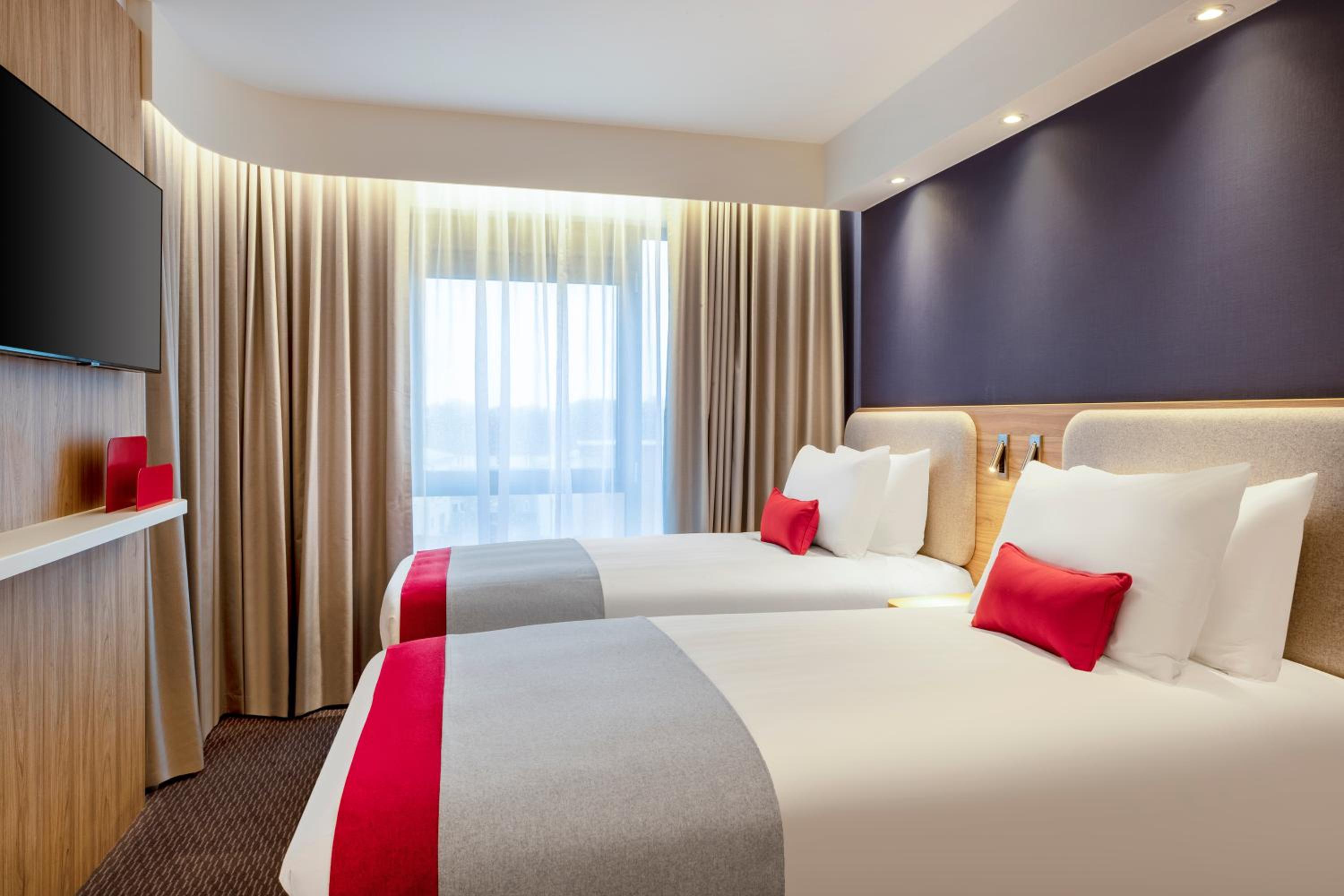 Standard Room with Free Hot Breakfast - Photo 5