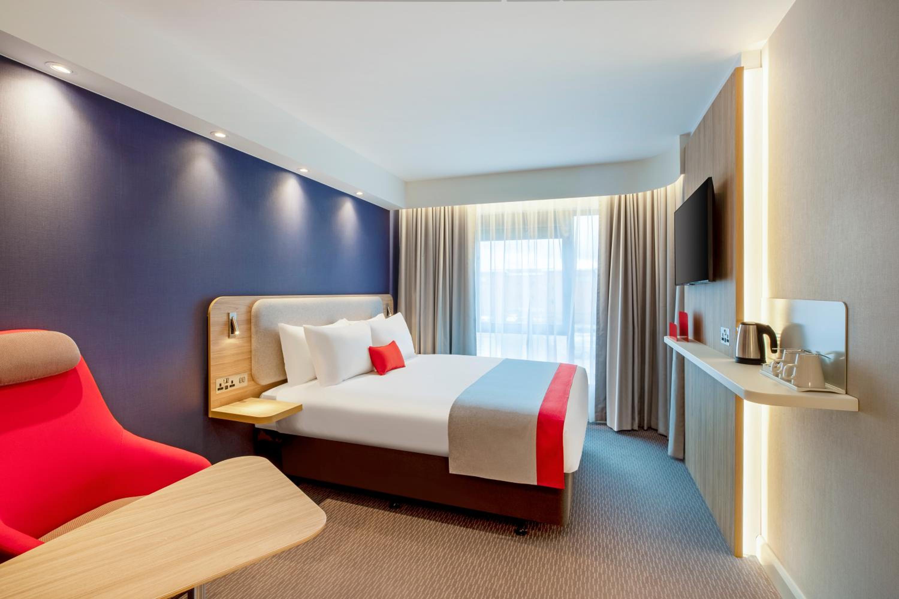 Standard Room with Free Hot Breakfast - Photo 4