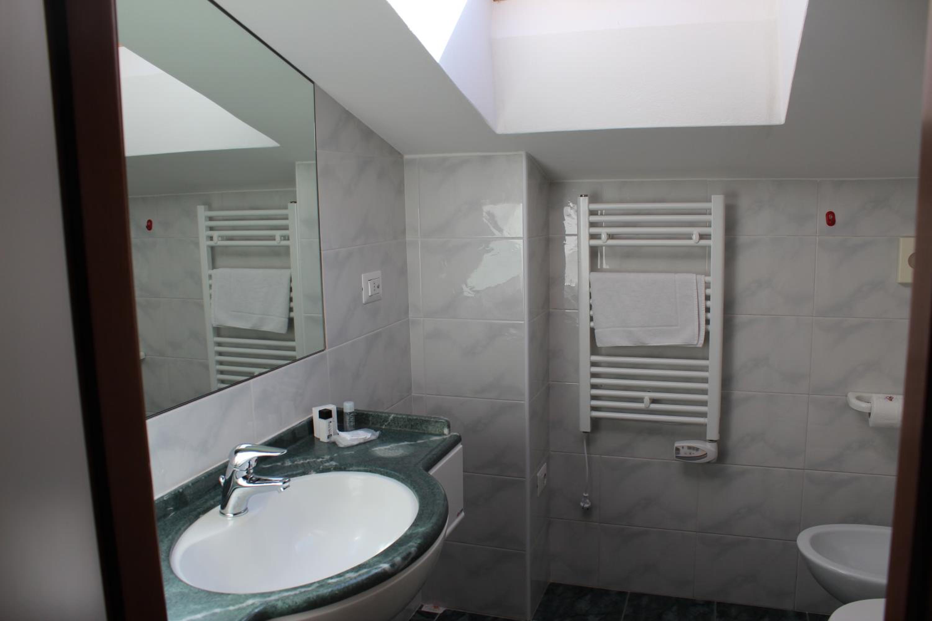 Economy Double or Twin Room - Photo 8