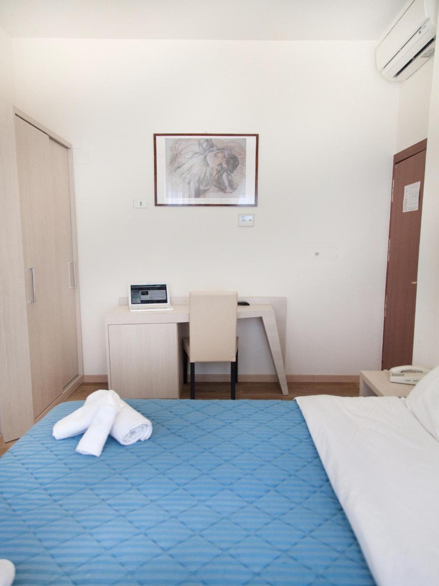 Double or Twin Room - Photo 5