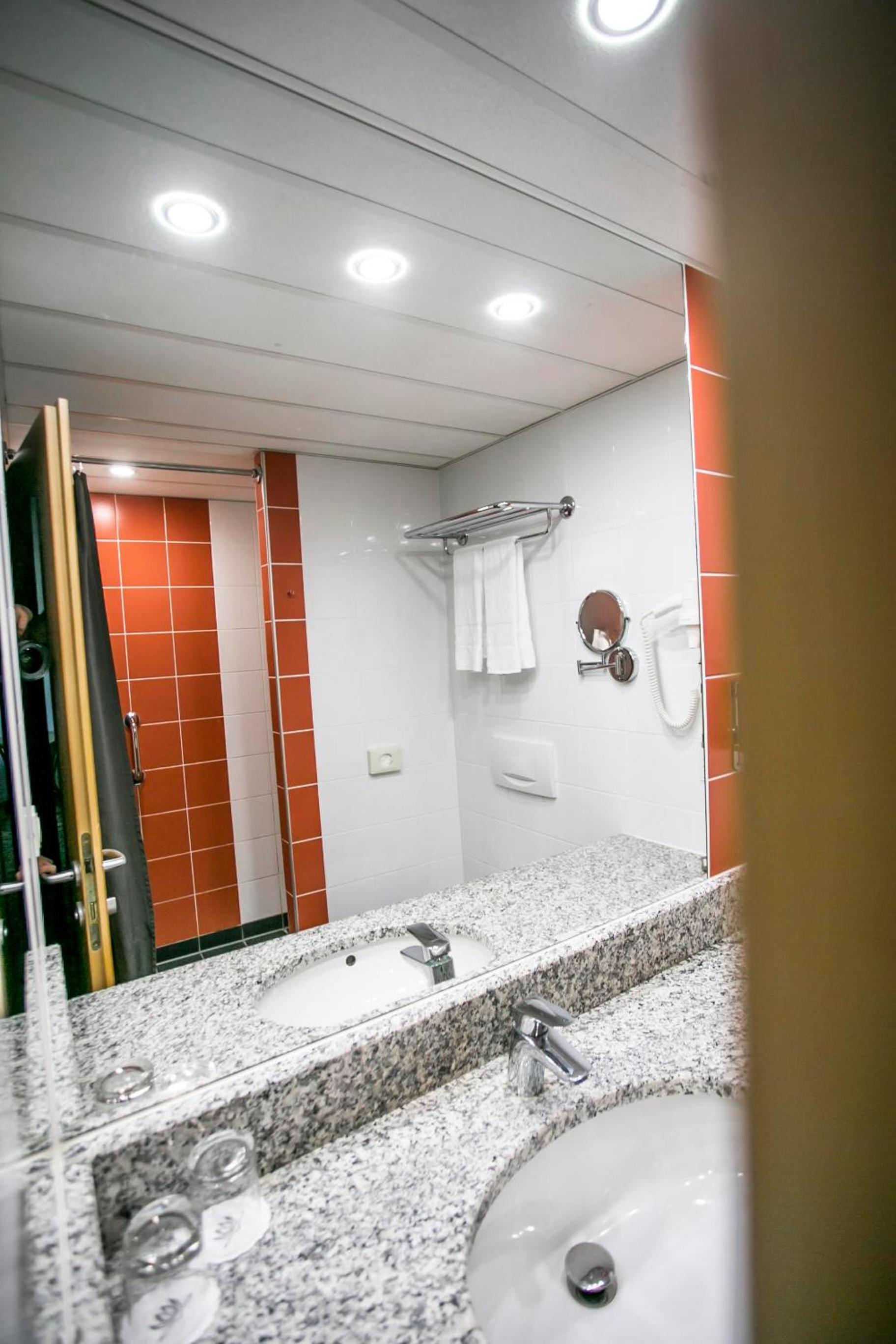 Standard Double Room - Photo 7