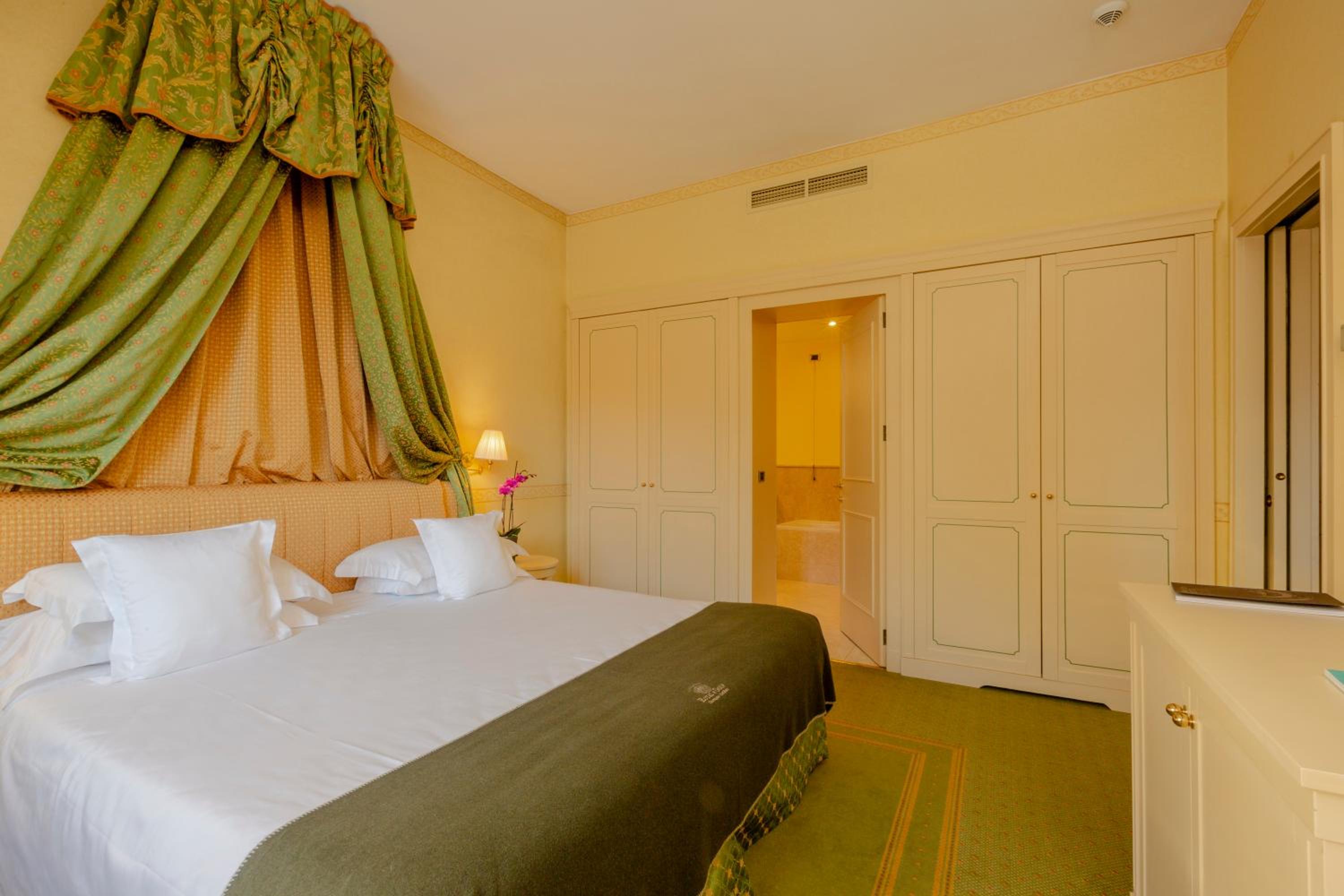 Suite - Photo 1