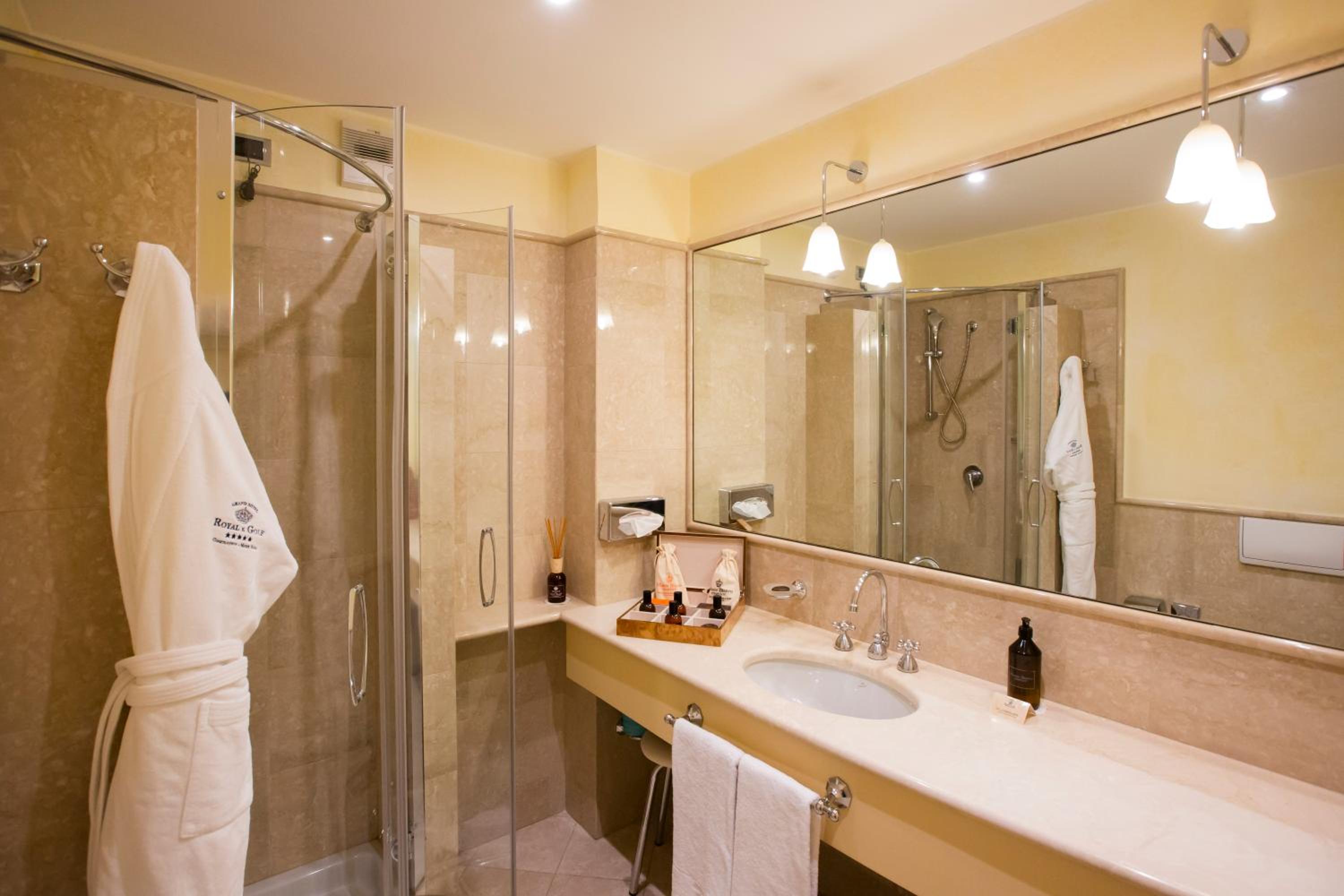 Deluxe Double or Twin Room with Mountain View - Photo 17