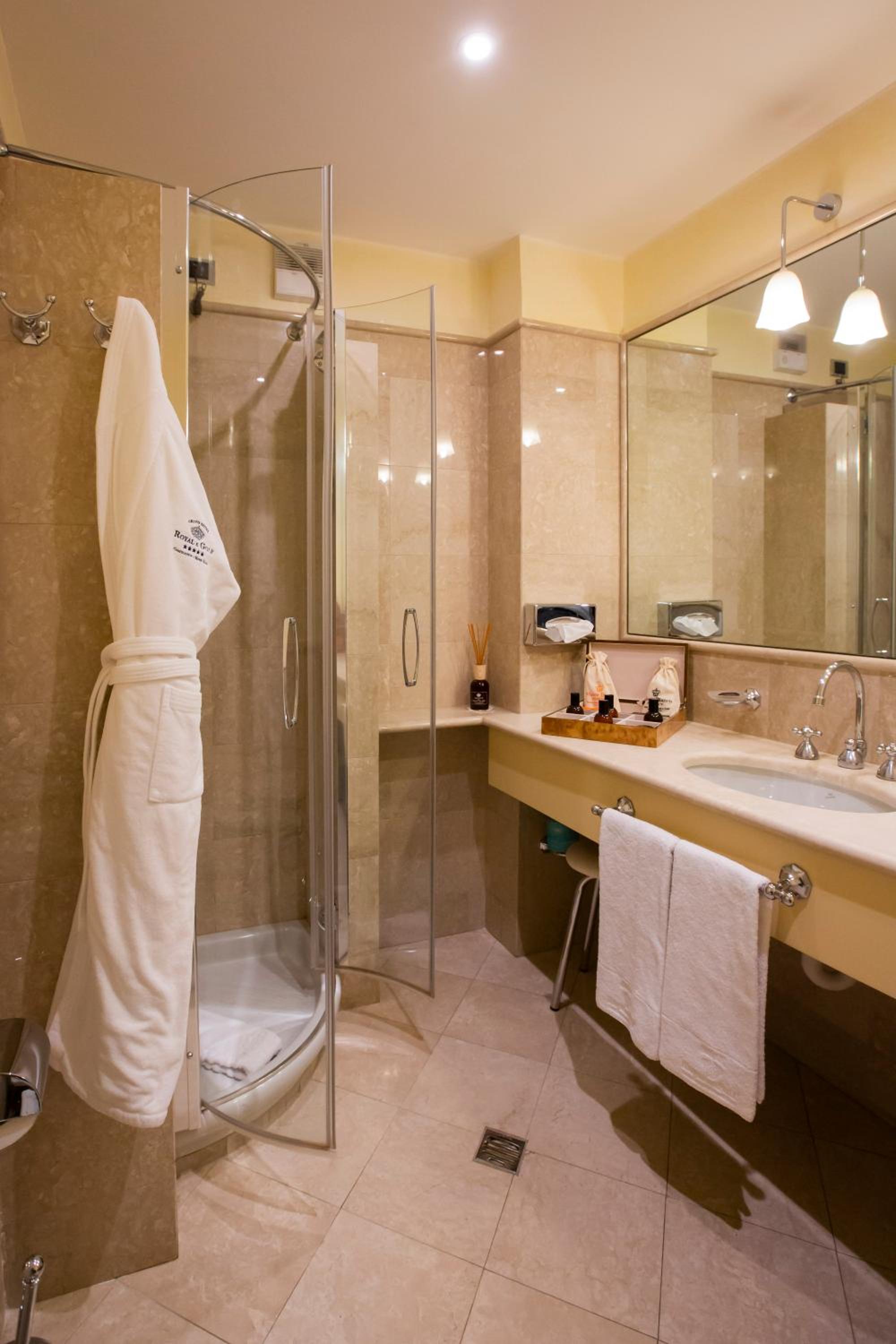 Deluxe Double or Twin Room with Mountain View - Photo 16