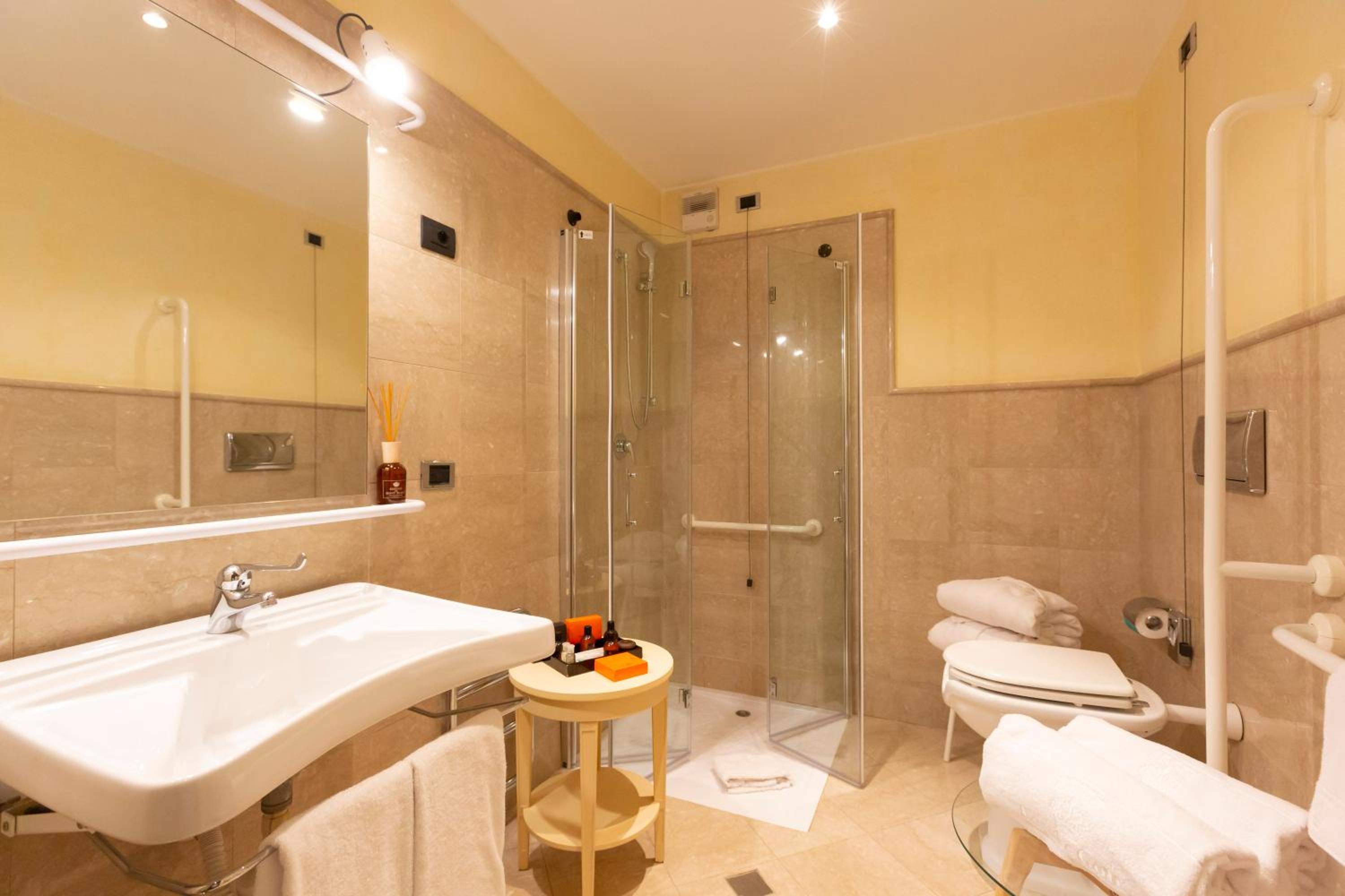 Double Room with Balcony - Photo 7