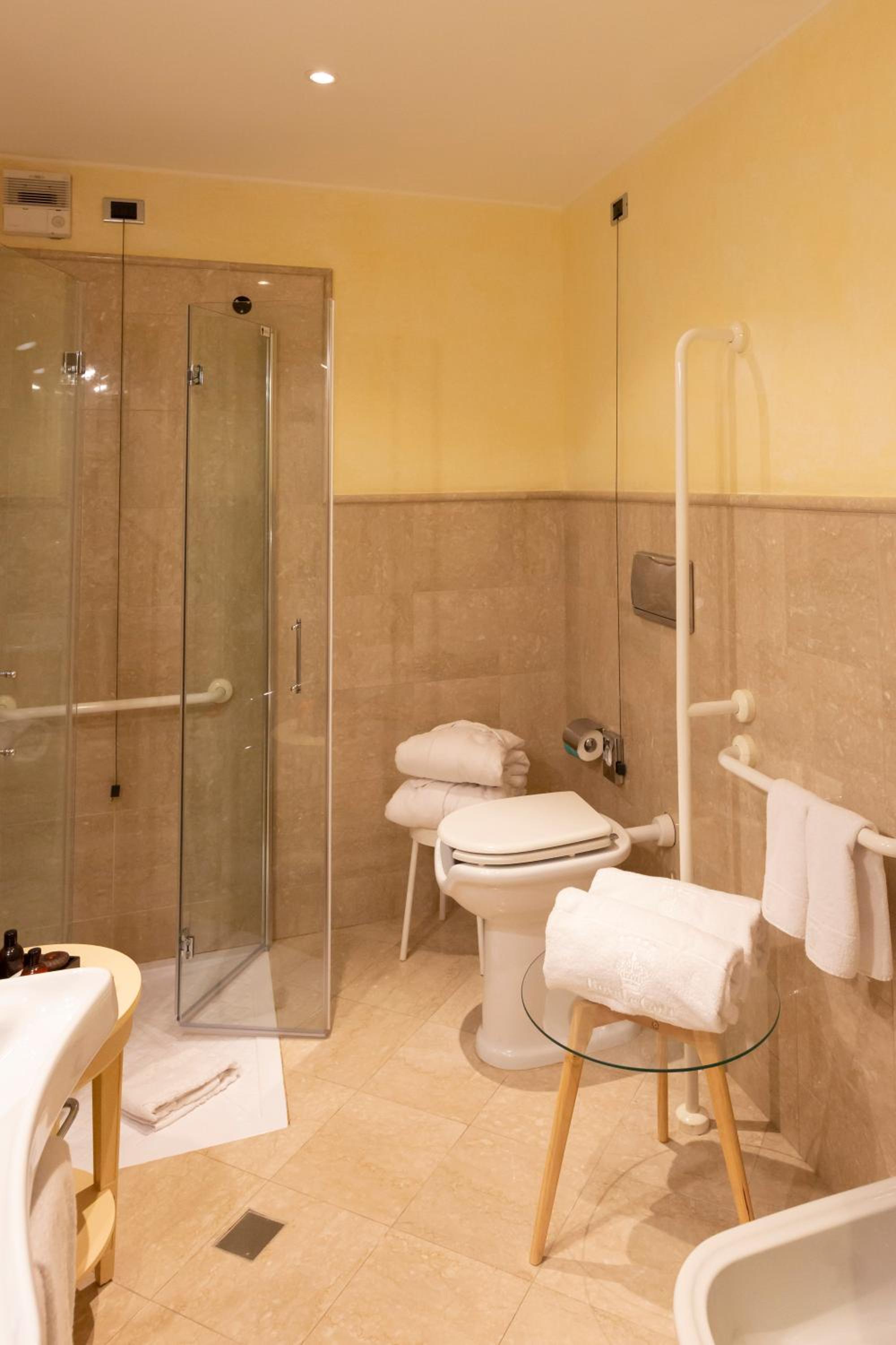 Double Room with Balcony - Photo 2