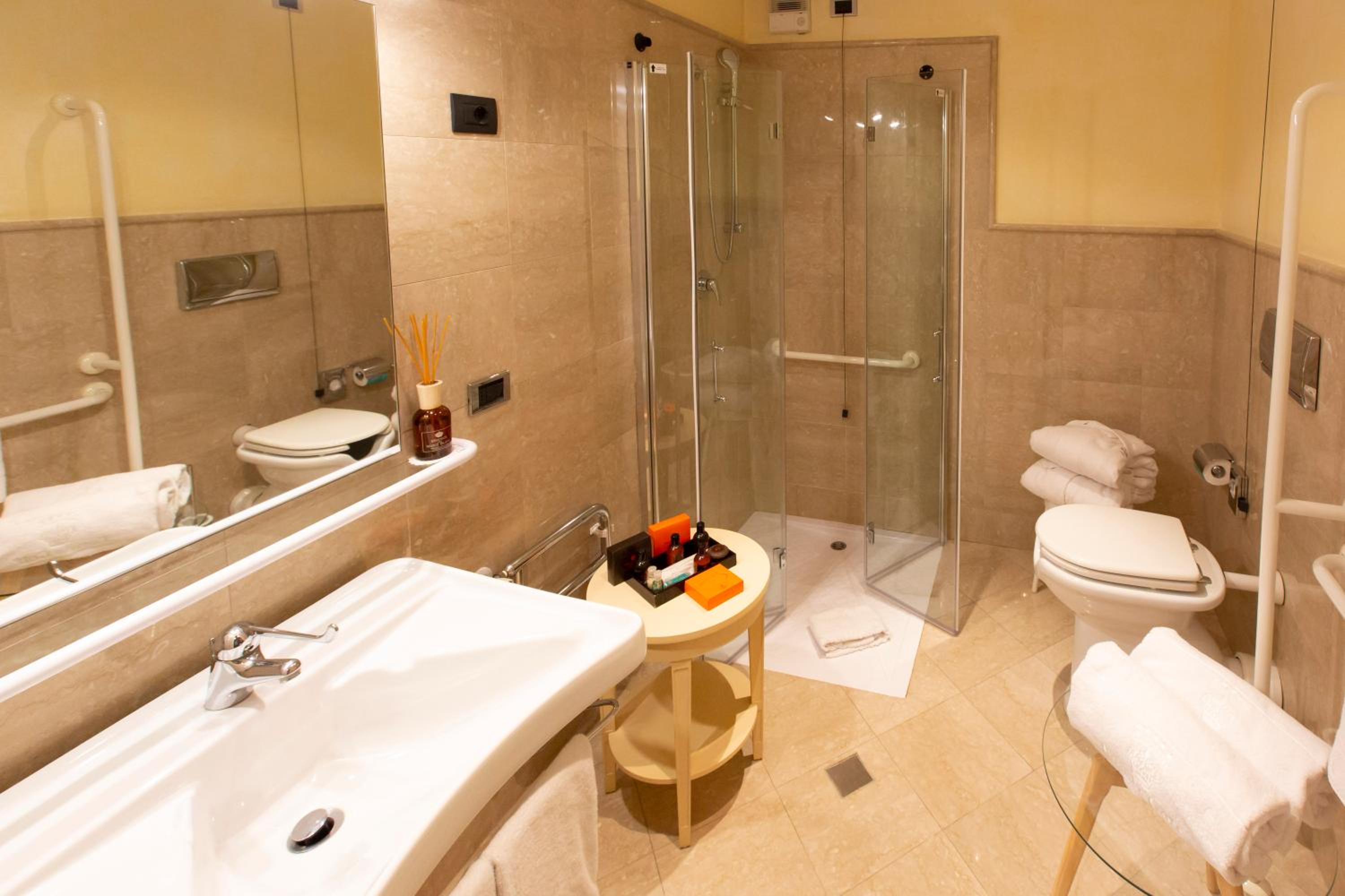 Double Room with Balcony - Photo 6