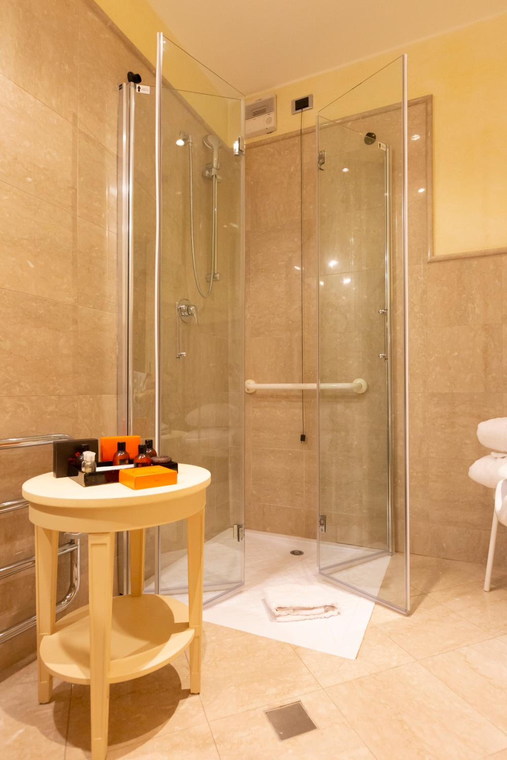 Double Room with Balcony - Photo 5